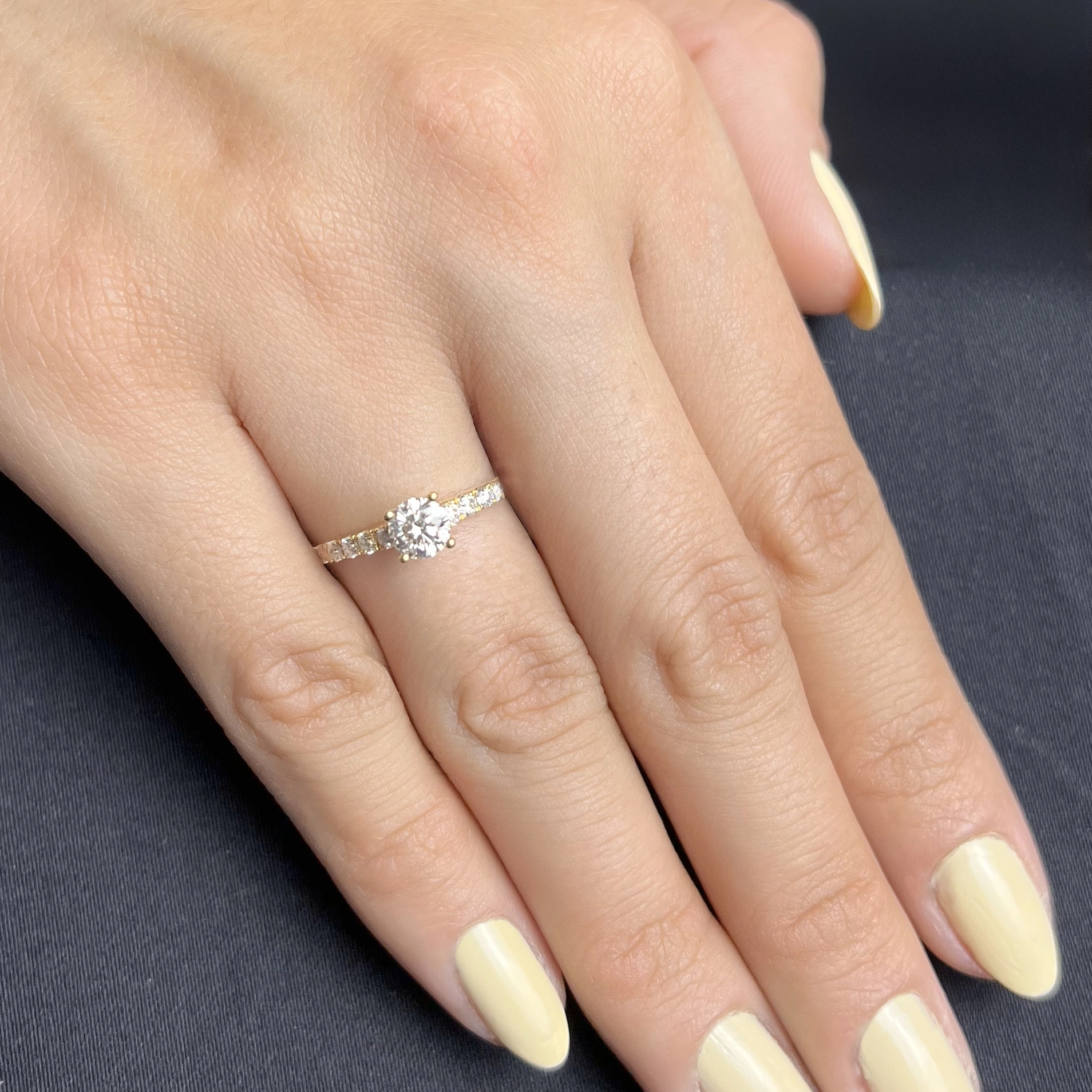 Anillo de compromiso con diamante central redondo GIA de 0.50ct y decoración en diamantes, oro tono amarillo 18k