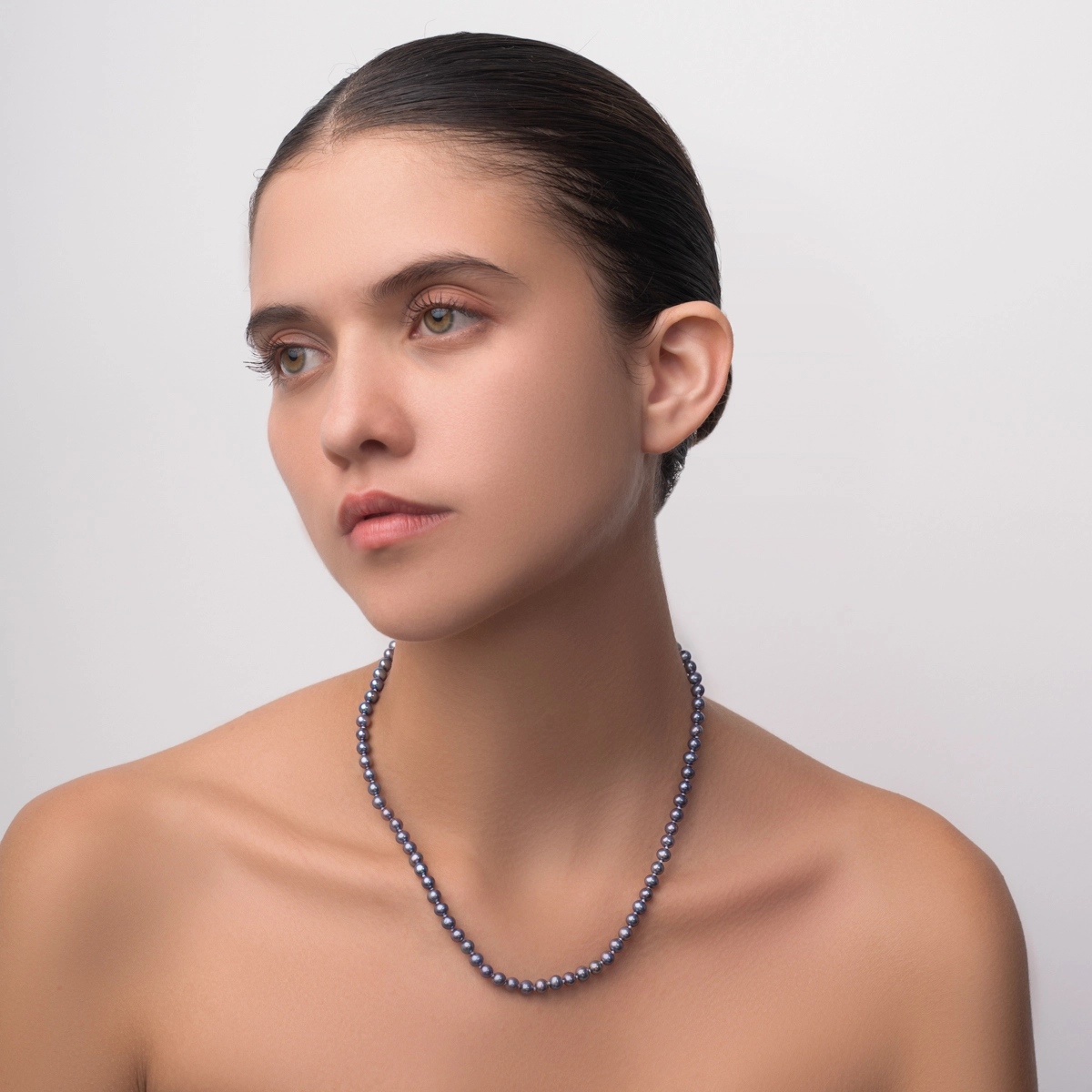 Collar con perlas de 5 mm de ancho aprox con broche en oro amarillo de 18 Kilates, 45 cm. de largo