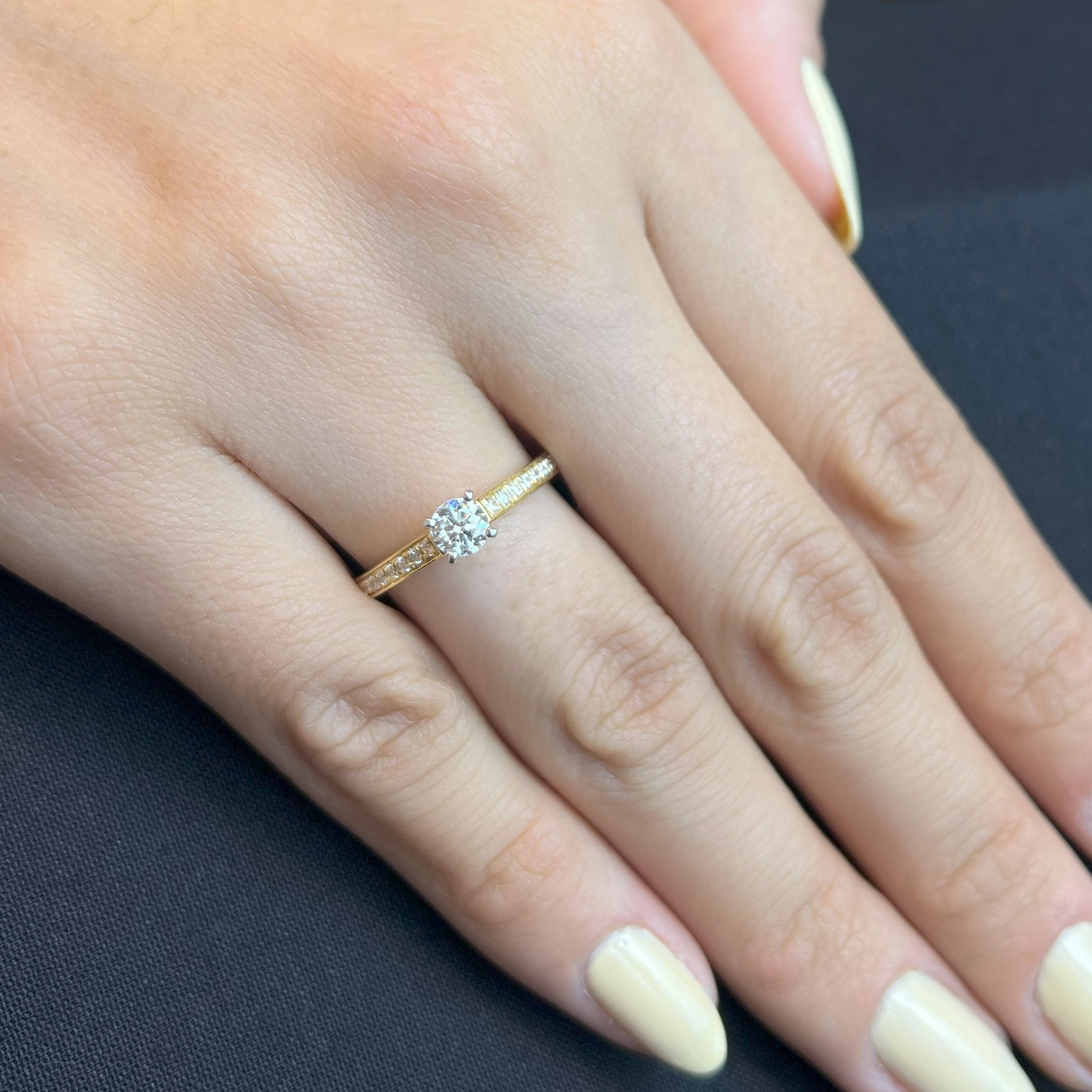 Anillo de compromiso con diamante central redondo GIA de 0.30ct y decoración en diamantes, oro 2 tonos 18k, rodinado