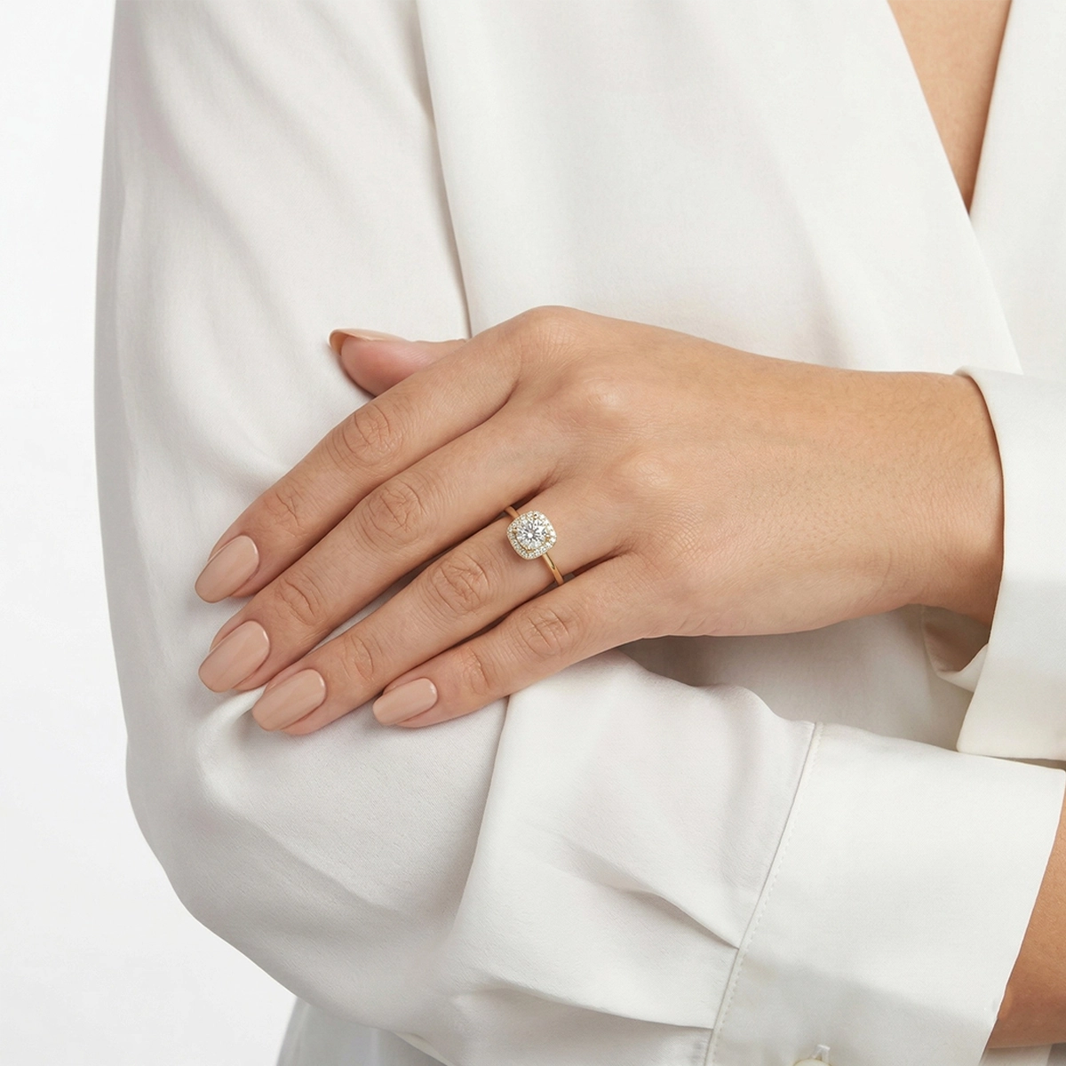 Anillo de compromiso halo cuadrado, con diamante central redondo GIA de 0.50ct y decoración en diamantes, oro tono amarillo 18k