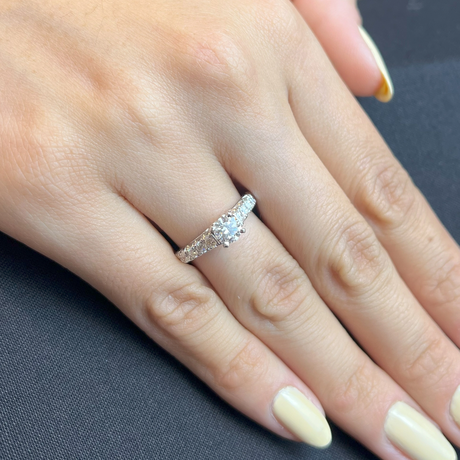 Anillo de compromiso con diamante central redondo GIA de 0.50ct y decoración en diamantes, oro tono blanco 18k, rodinado
