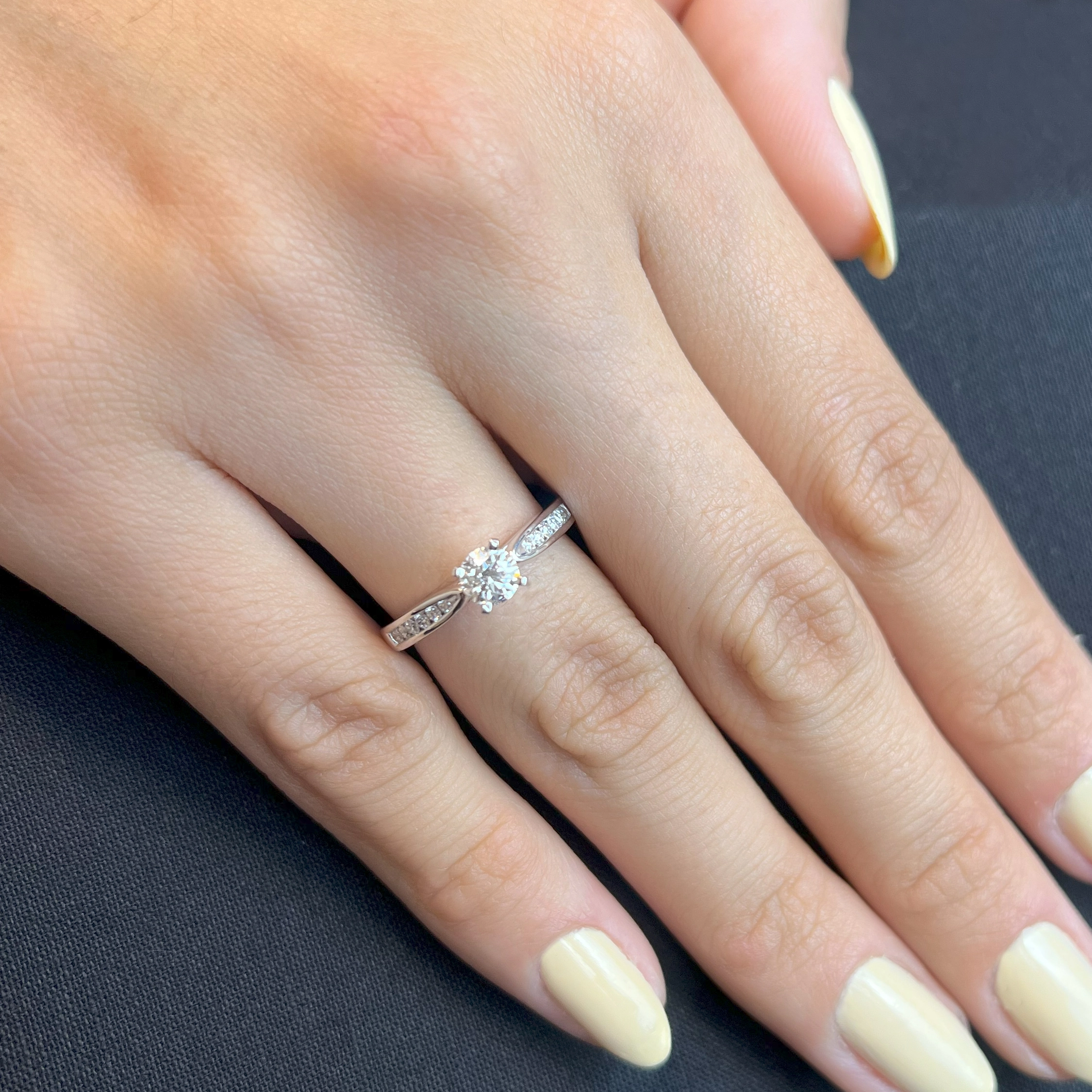 Anillo de compromiso con diamante central redondo GIA de 0.31ct y decoración en diamantes, oro 2 tonos 18k, rodinado