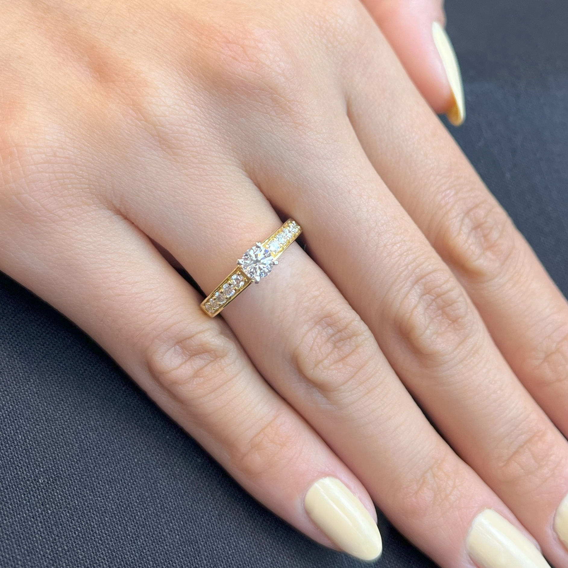 Anillo de compromiso con diamante central redondo GIA de 0.30ct y decoración en diamantes, oro 2 tonos 18k, rodinado