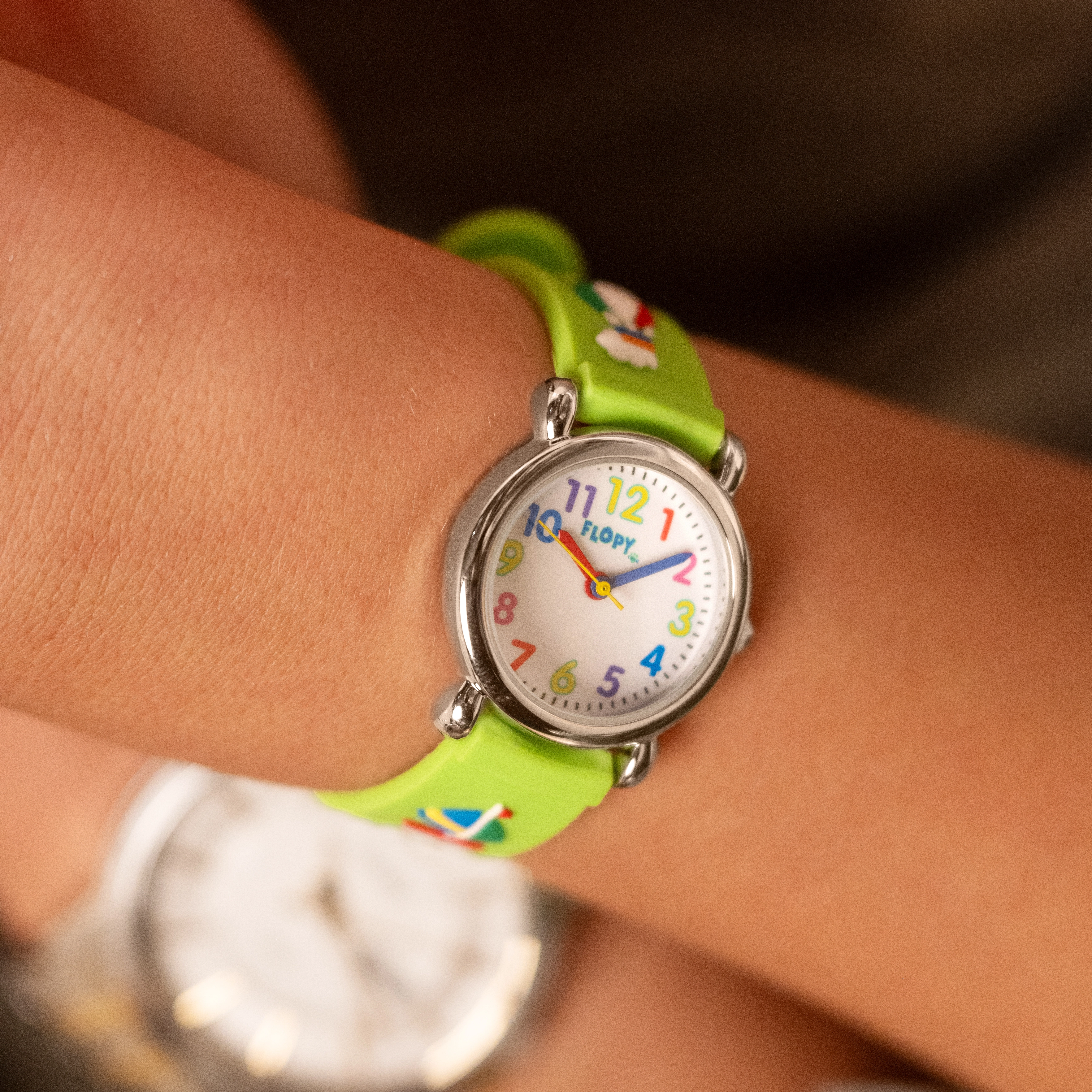 Reloj Flopy analogo, para Niño(a), tablero redondo color blanco, estilo arabigos, pulso silicona color verde