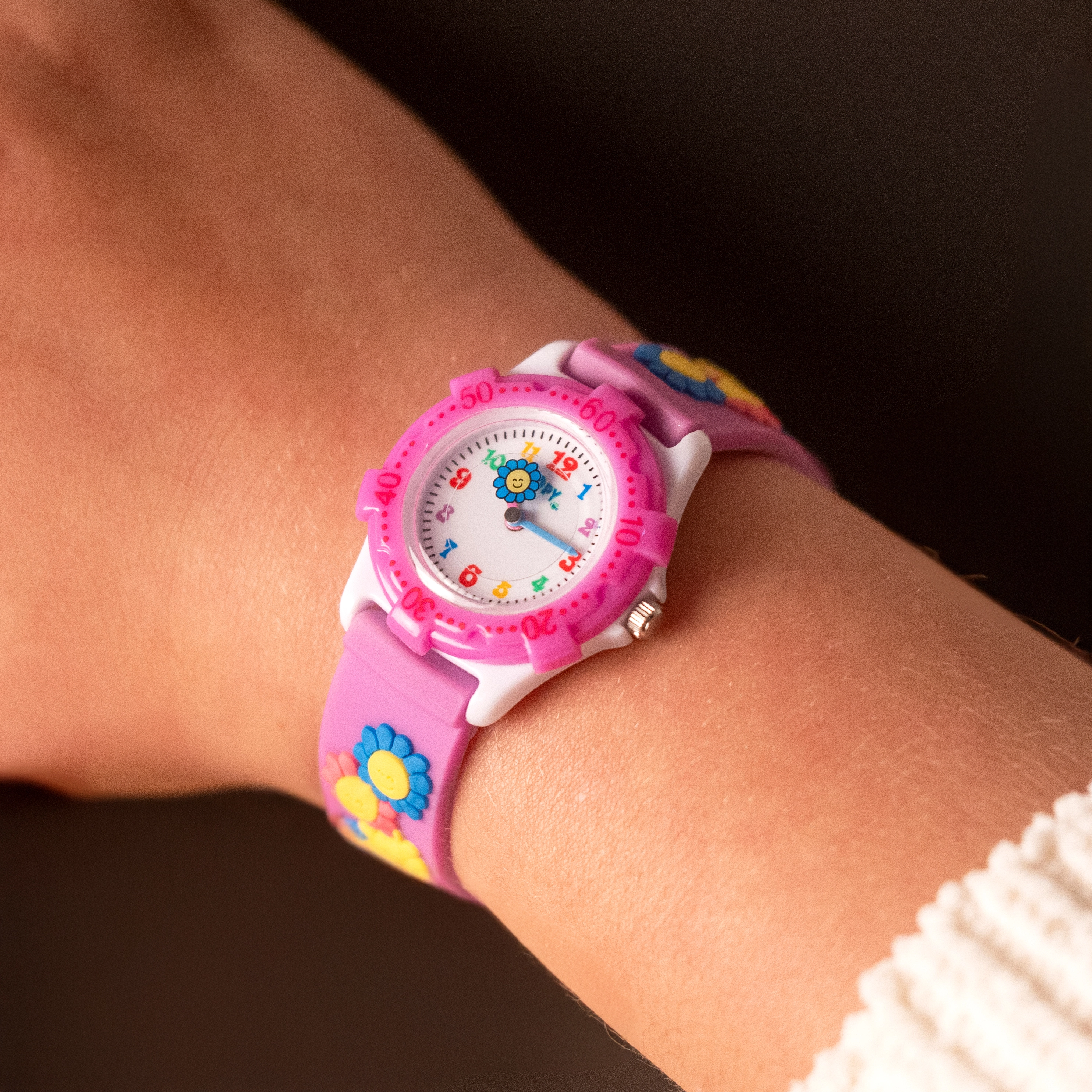 Reloj Flopy analogo, para Niño(a), tablero redondo colores rosado y blanco, estilo arabigos, pulso plastico color rosado
