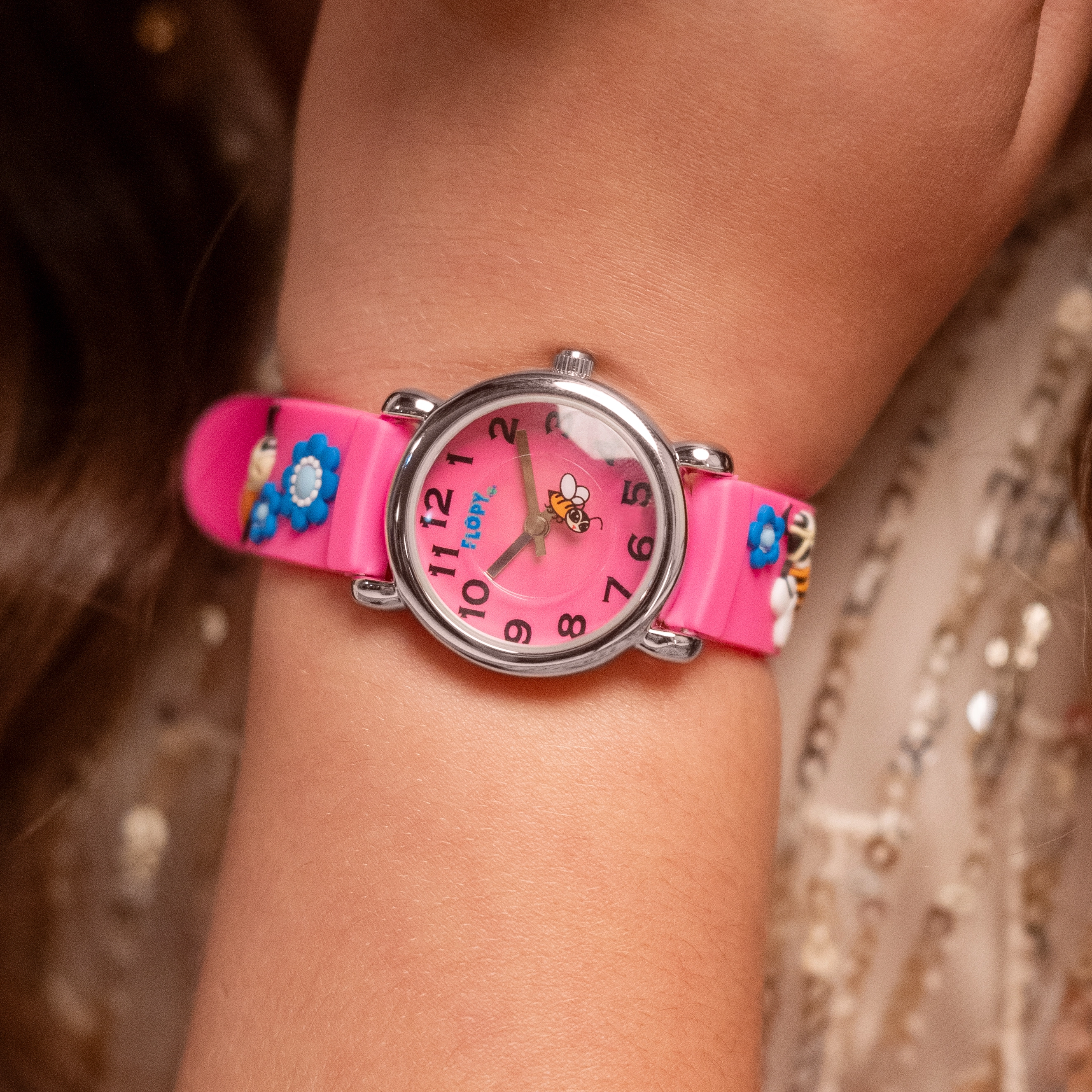 Reloj Flopy analogo, para Niño(a), tablero redondo color rosado, estilo arabigos, pulso plastico color rosado
