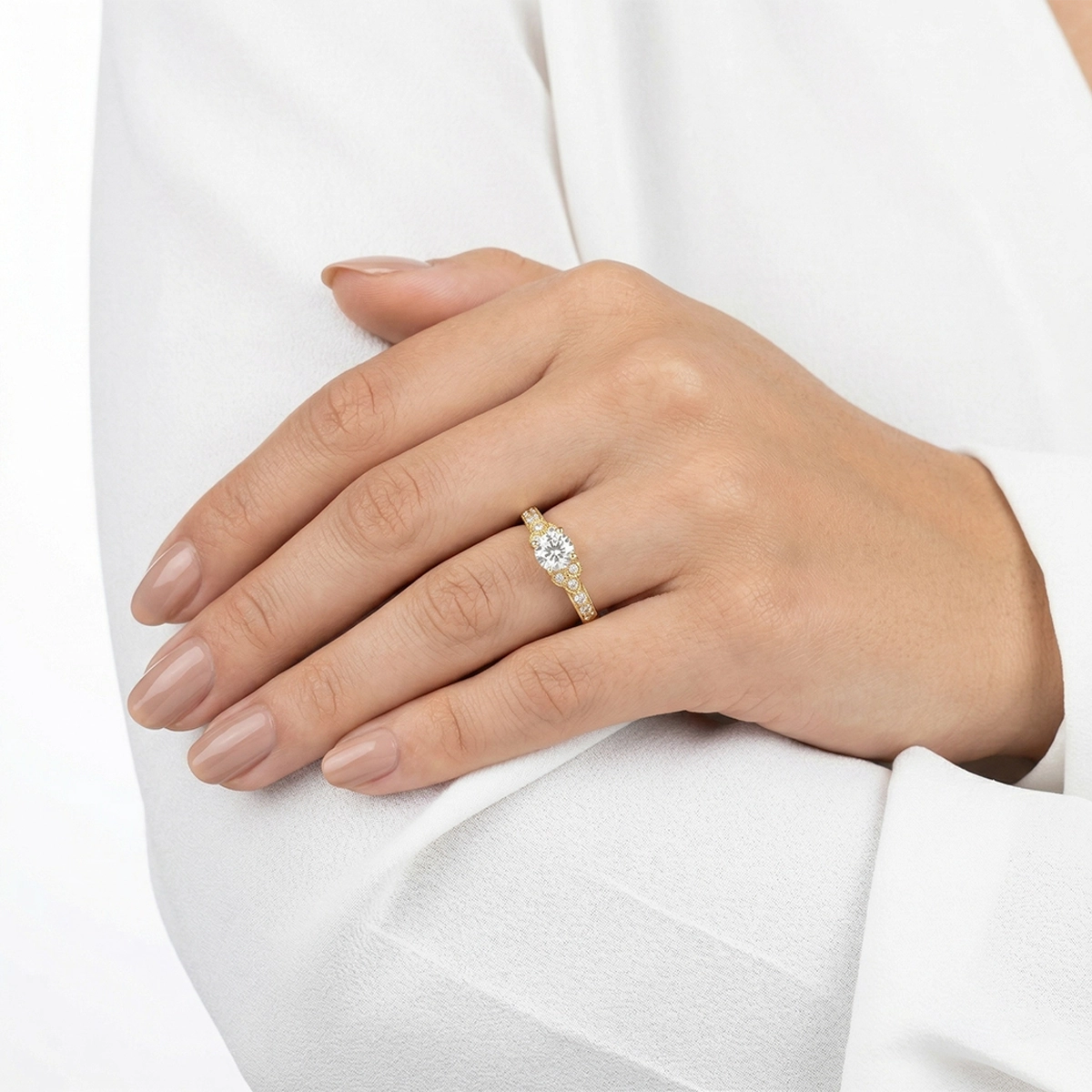 Anillo de compromiso con diamante central redondo GIA de 0.50ct y decoración en diamantes, oro 2 tonos 18k, rodinado