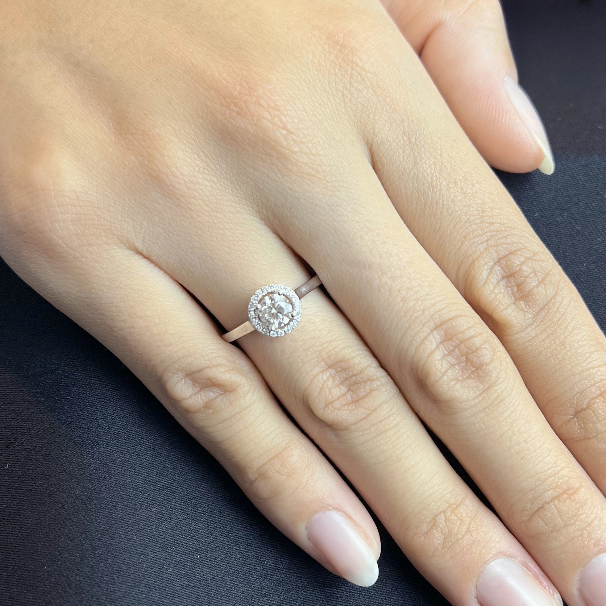 Anillo de compromiso halo redondo, con diamante central redondo GIA de 0.50ct y decoración en diamantes, oro tono blanco 18k, rodinado