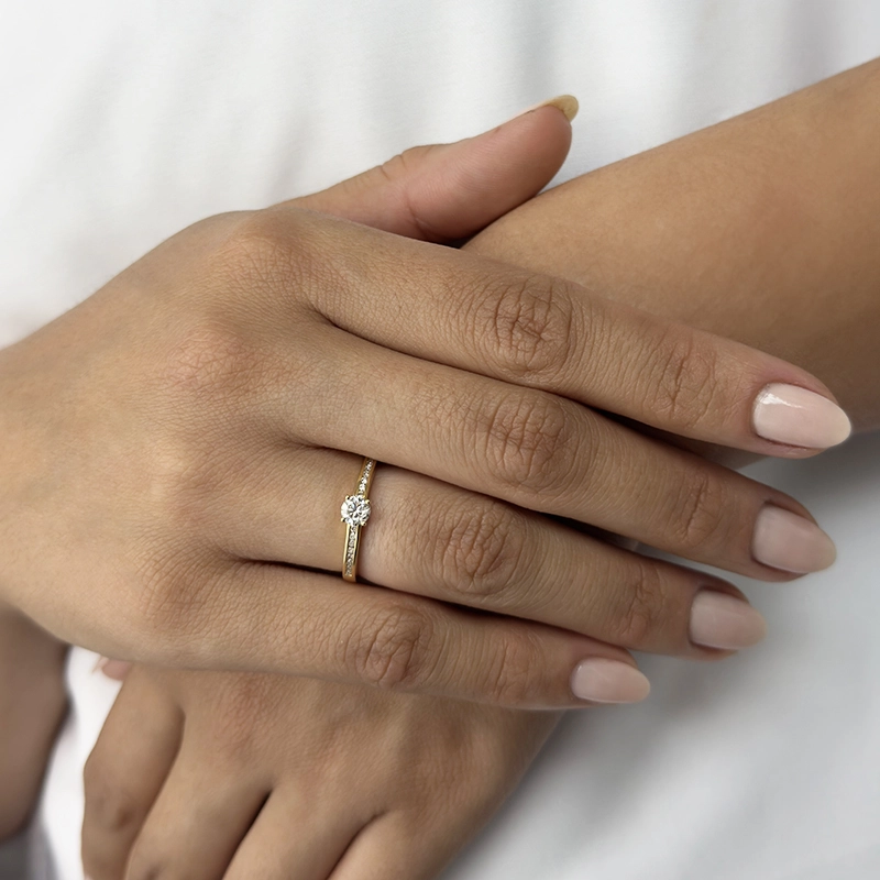 Anillo de compromiso con diamante central redondo GIA de 0.30ct y decoración en diamantes, oro tono amarillo 18k