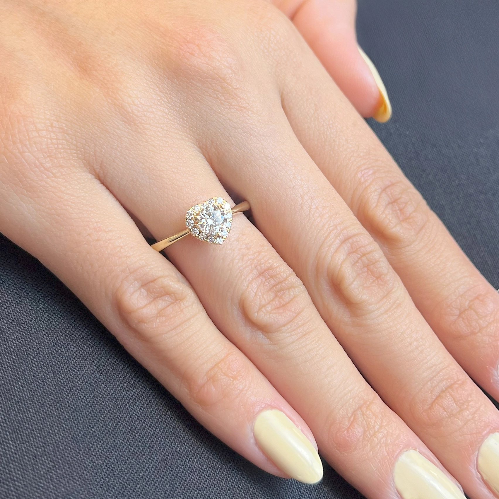 Anillo de compromiso halo corazón, con diamante central redondo GIA de 0.50ct y decoración en diamantes, oro tono amarillo 18k