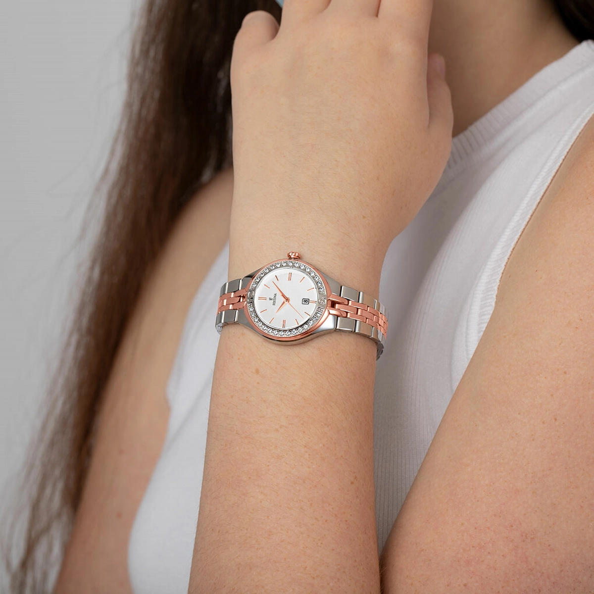 Reloj Festina análogo, para Dama, tablero redondo color plateado, estilo index, pulso acero colores plateado y rosa, calendario