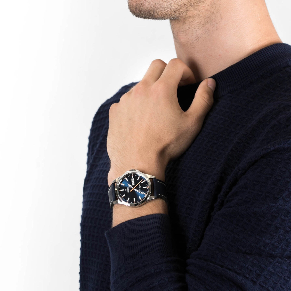 Reloj Festina análogo, para Hombre, tablero redondo color azul, estilo index, pulso cuero color azul, calendario