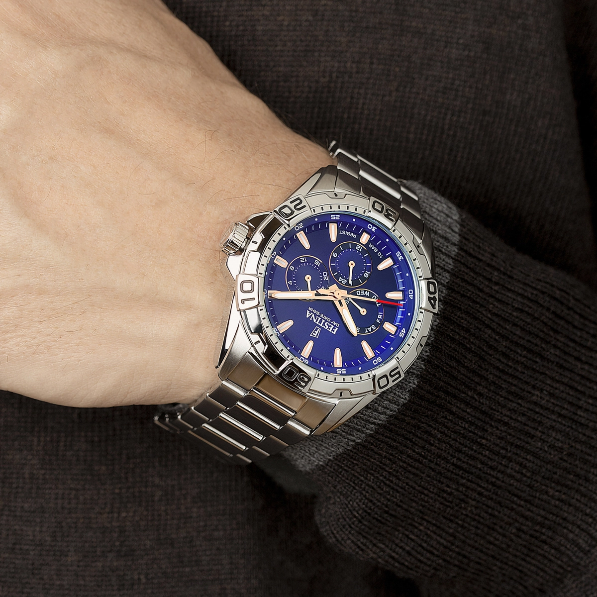 Reloj Festina análogo, para Hombre, tablero redondo color azul, estilo index, pulso acero color plateado, calendario