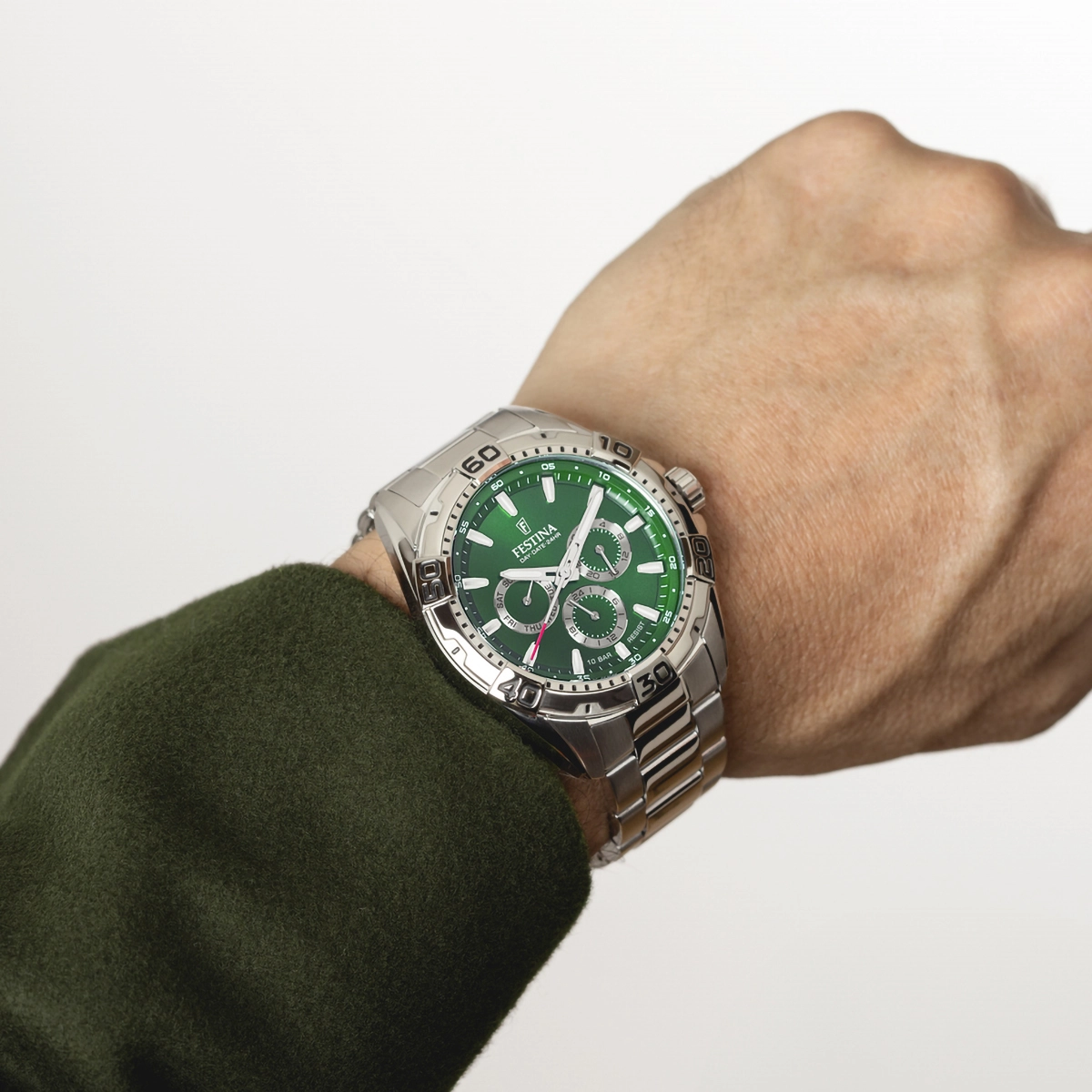 Reloj Festina analogo, para Hombre, tablero redondo color verde, estilo index, pulso acero color plateado, calendario