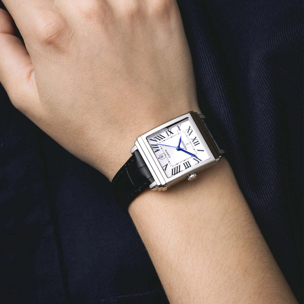 Reloj Festina analogo, para Dama, tablero rectangular color plateado, estilo romanos, pulso cuero color negro, calendario