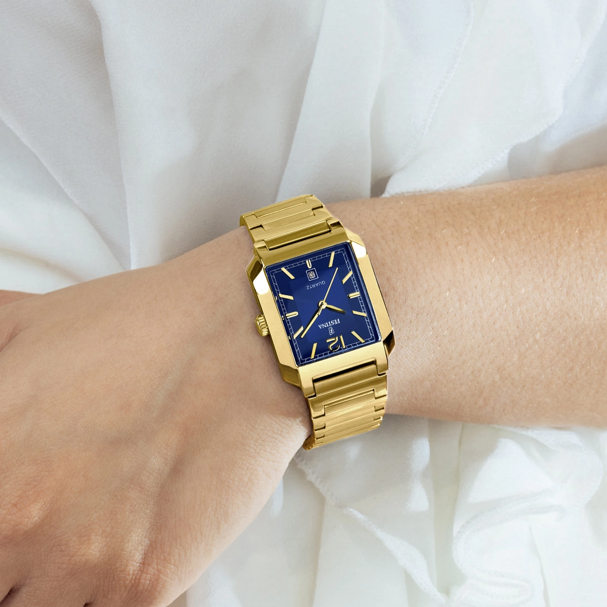 Reloj Festina analogo, para Dama, tablero rectangular color azul, estilo index + arabigo, pulso acero color dorado, calendario