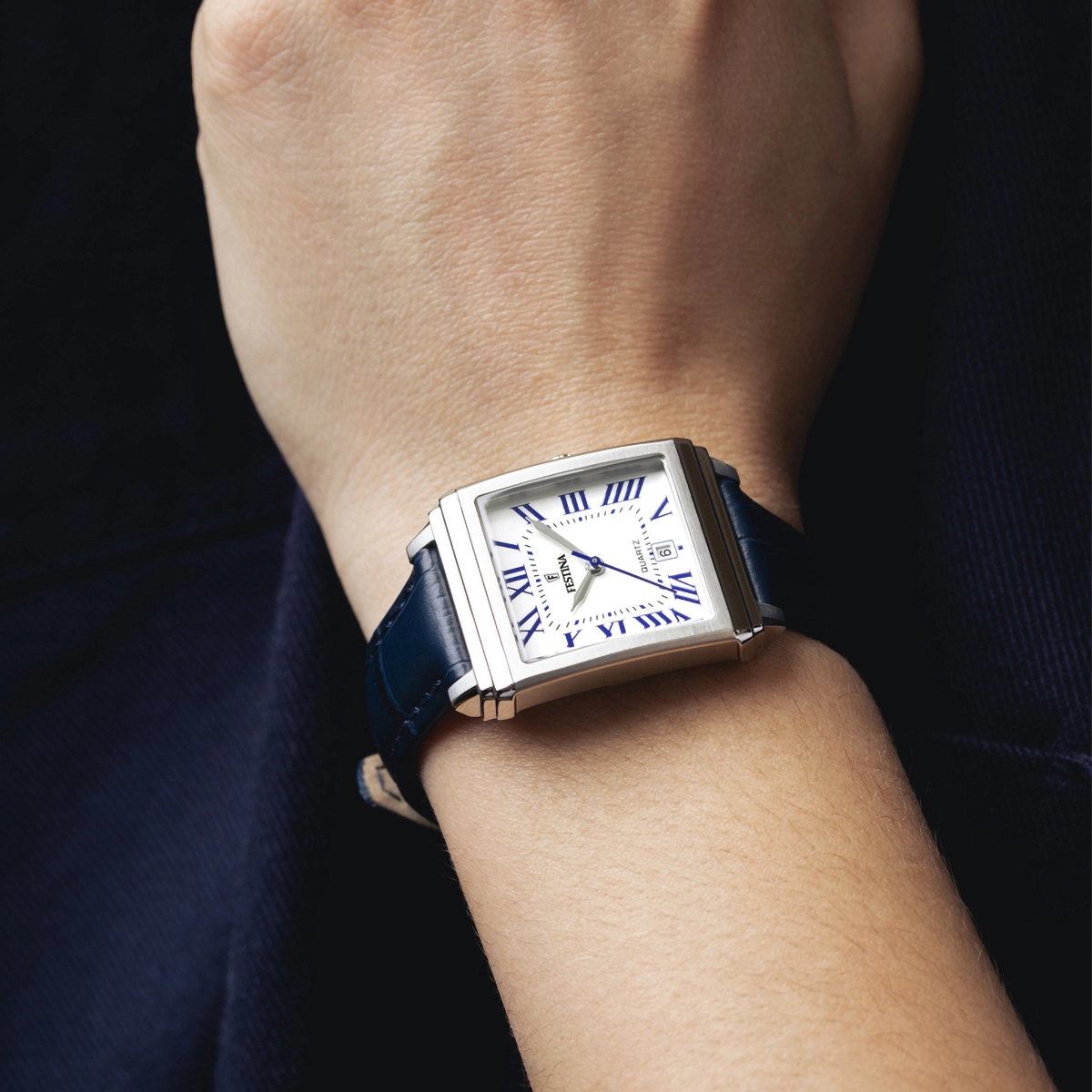 Reloj Festina análogo, para Dama, tablero rectangular color plateado, estilo romanos, pulso cuero color azul, calendario