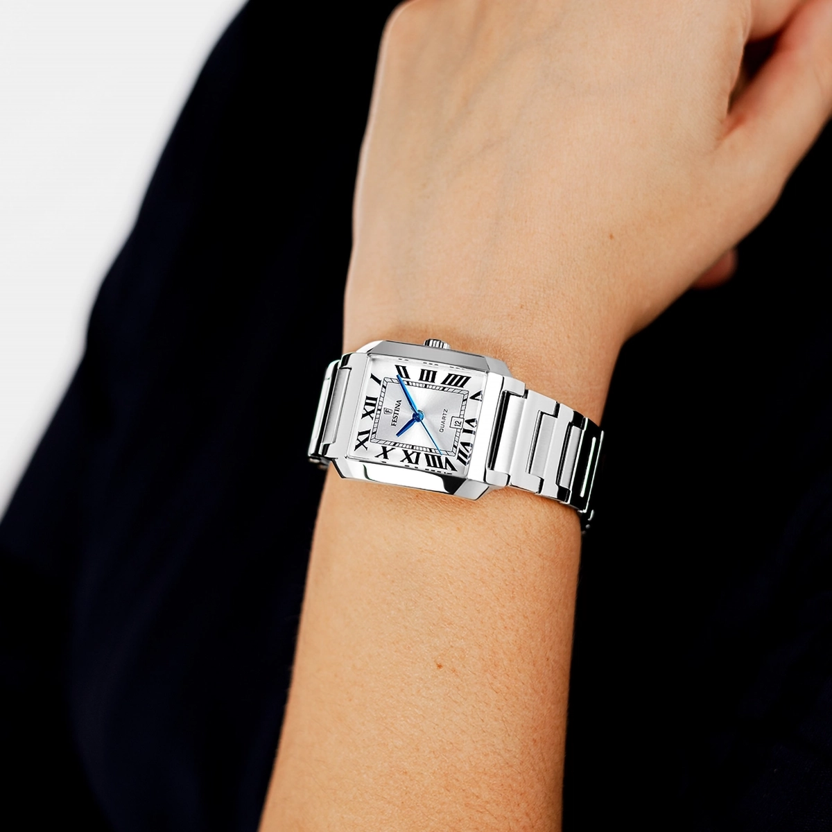 Reloj Festina análogo, para Dama, tablero rectangular colores plateado y azul, estilo romanos, pulso acero color plateado, calendario