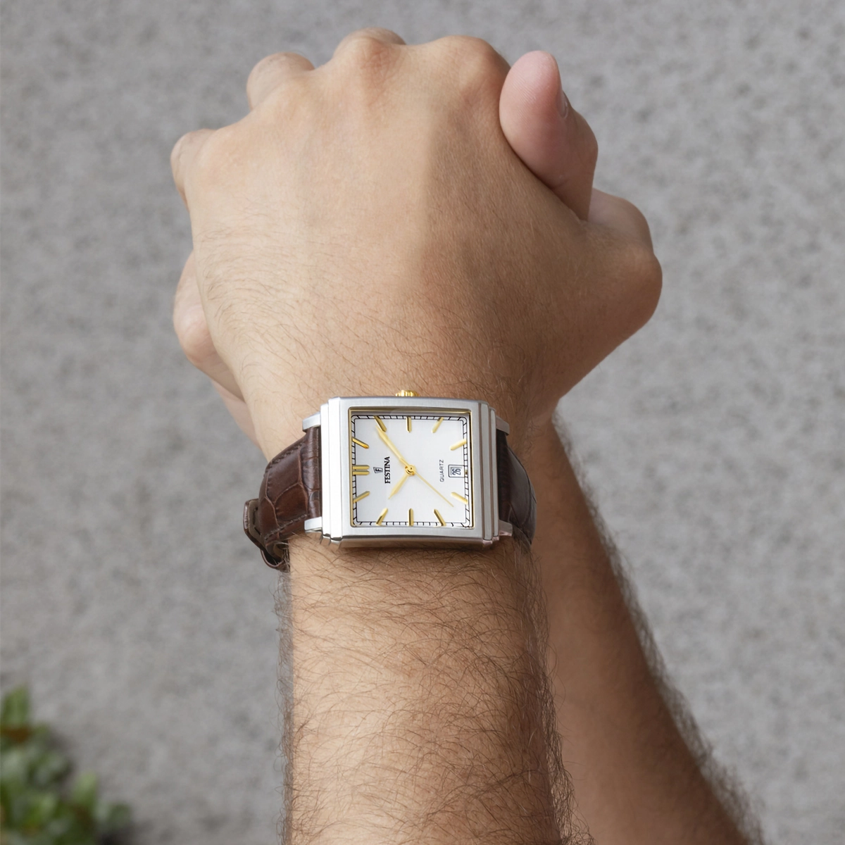 Reloj Festina análogo, para Hombre, tablero rectangular color plateado, estilo index, pulso cuero color café, calendario