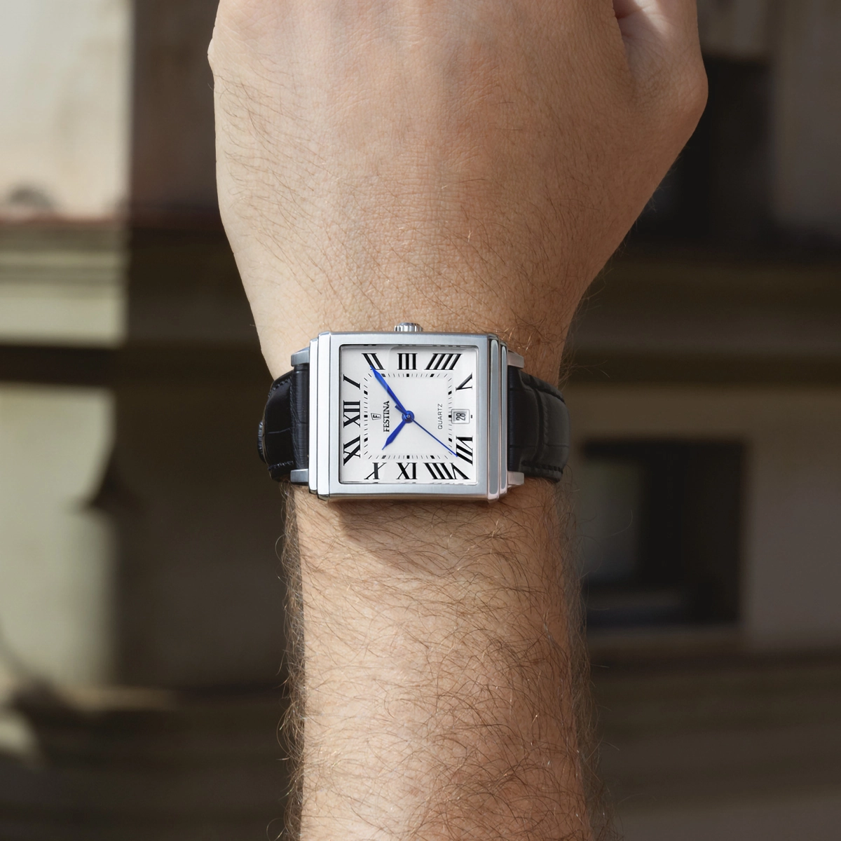Reloj Festina análogo, para Hombre, tablero rectangular color plateado, estilo romanos, pulso cuero color negro, calendario