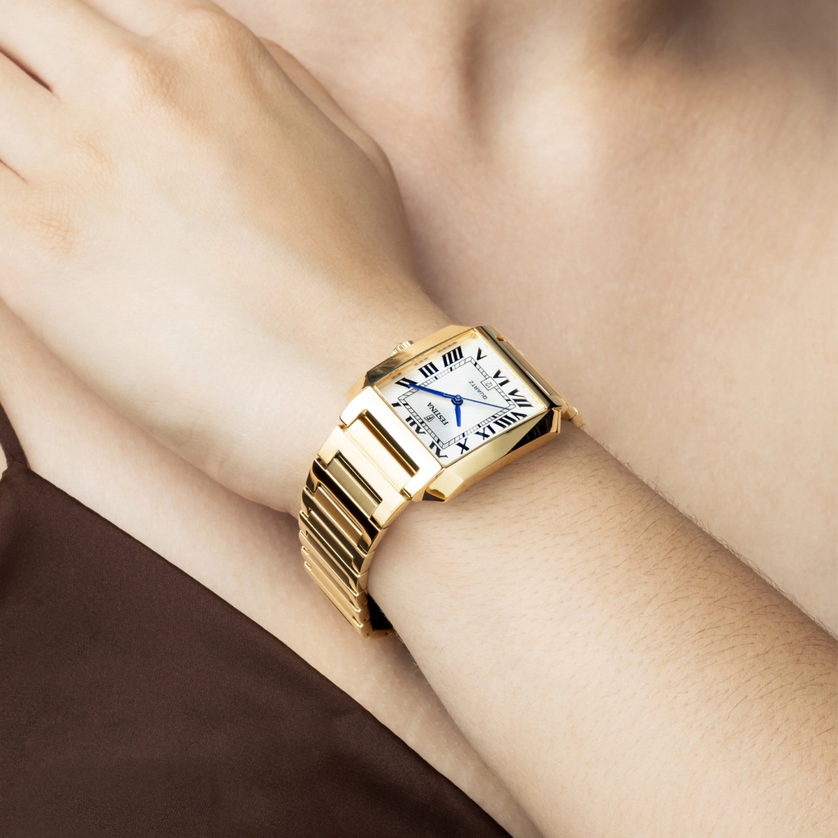 Reloj Festina analogo, para Dama, tablero rectangular color plateado, estilo romanos, pulso acero color dorado, calendario
