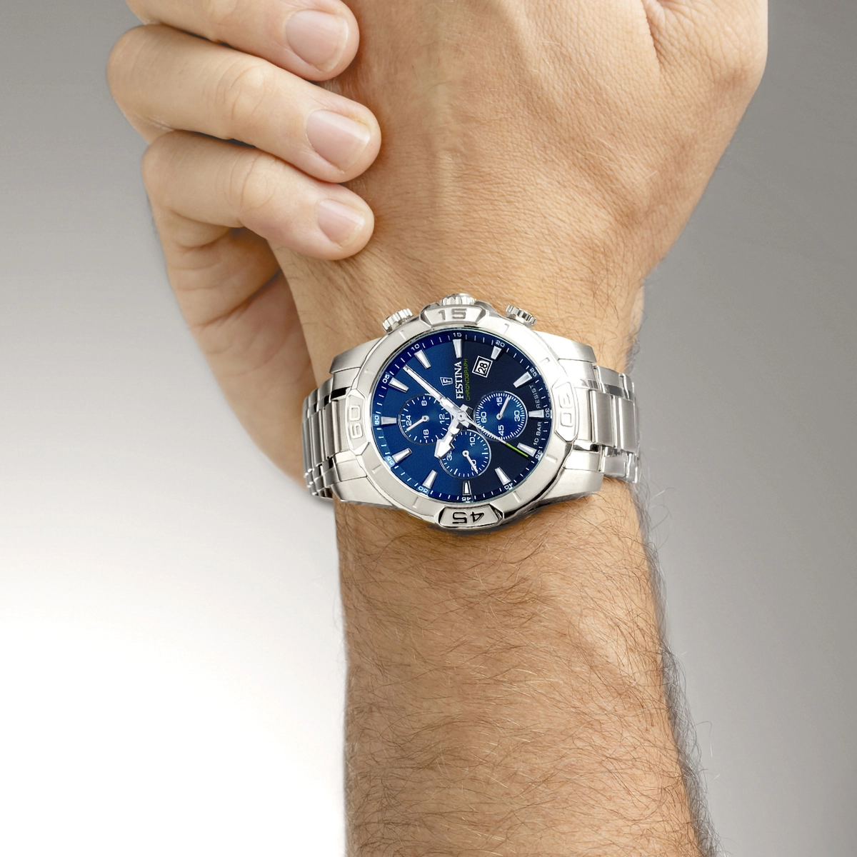 Reloj Festina analogo, para Hombre, tablero redondo colores negro y azul, estilo index, pulso acero color plateado, calendario, cronografo