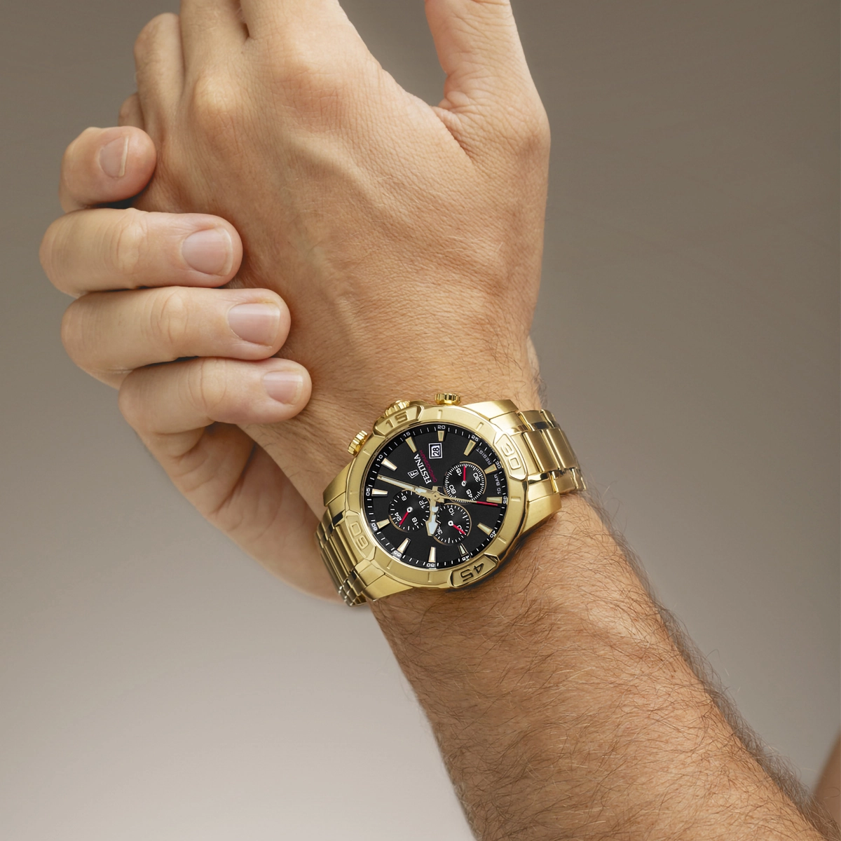Reloj Festina analogo, para Hombre, tablero redondo color negro, estilo index, pulso acero color dorado, calendario, cronografo