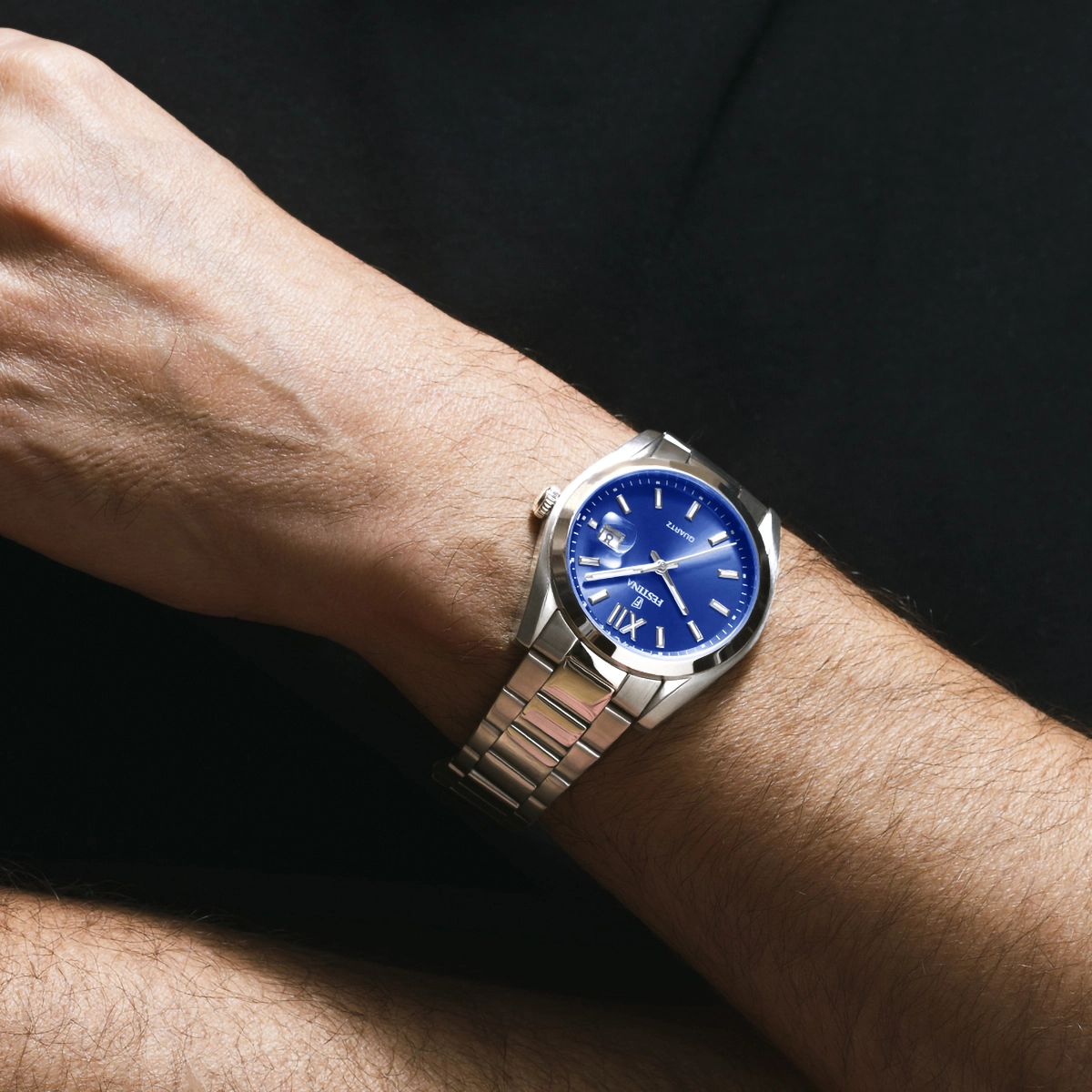 Reloj Festina analogo, para Hombre, tablero redondo colores plateado y azul, estilo index + romano, pulso acero color plateado, calendario