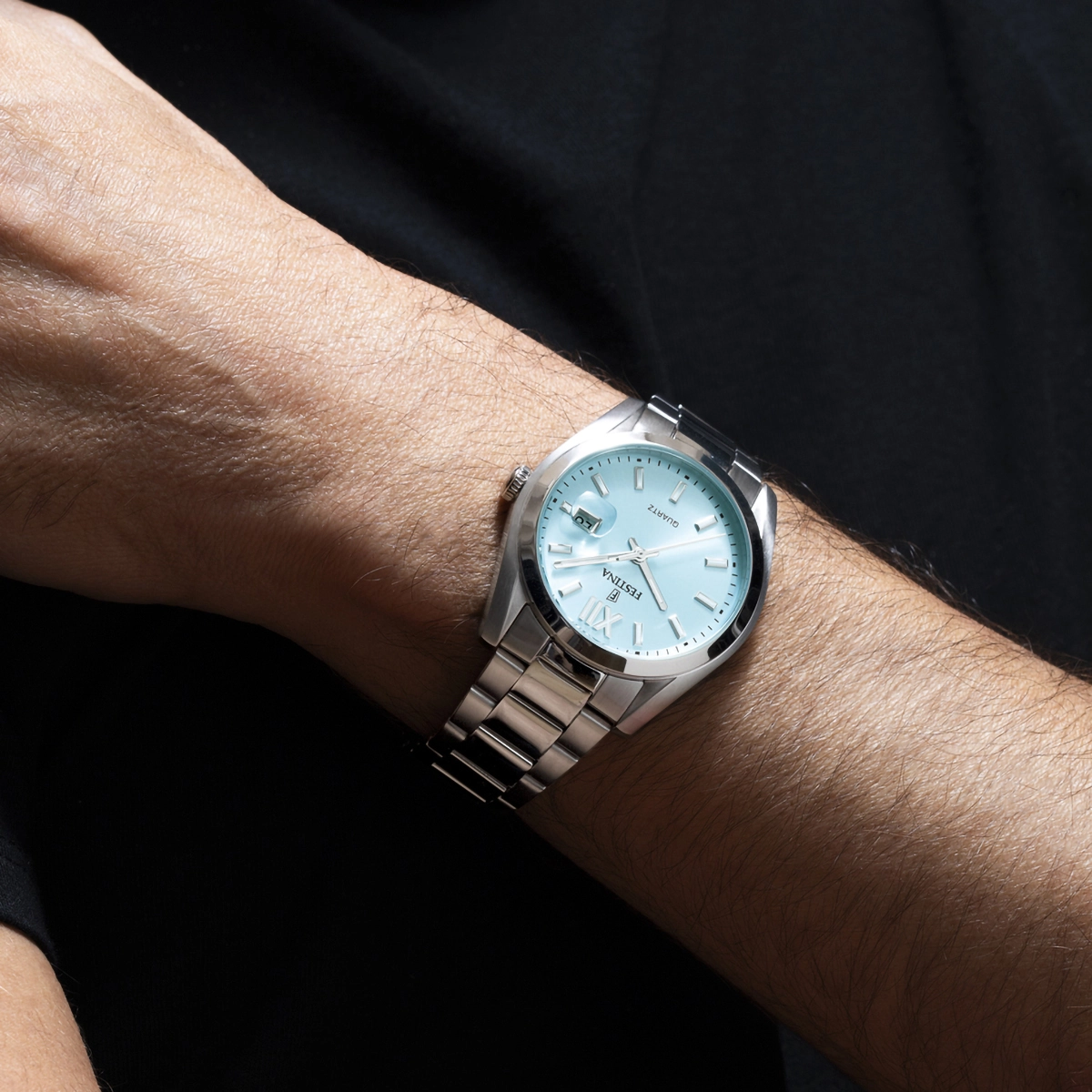 Reloj Festina analogo, para Hombre, tablero redondo color azul, estilo index + romano, pulso acero color plateado, calendario