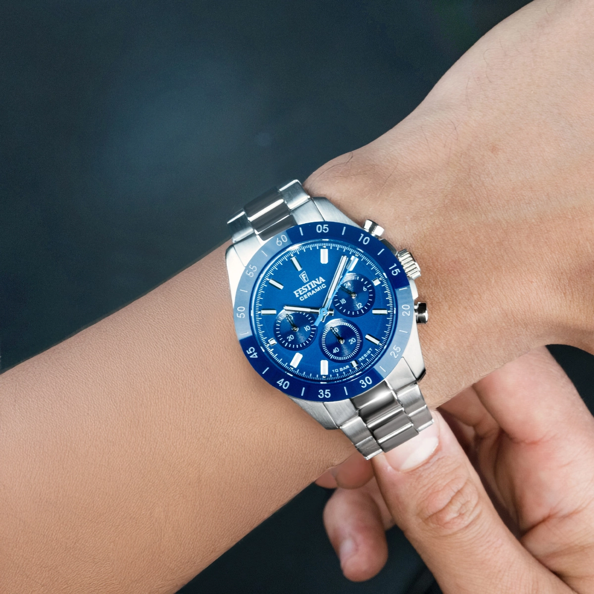 Reloj Festina analogo, Unisex, tablero redondo color azul, estilo index, pulso acero color plateado, cronografo