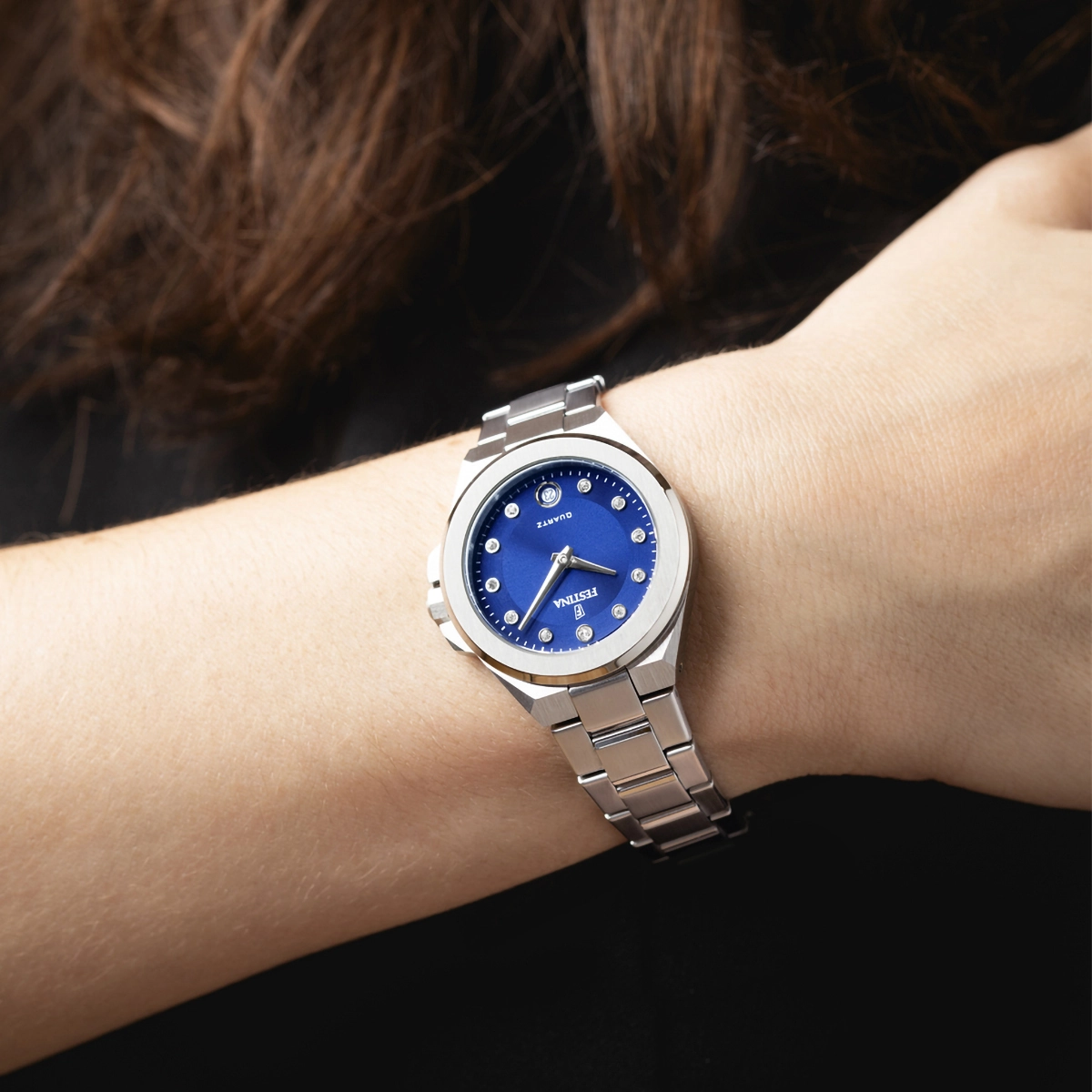 Reloj Festina análogo, para Dama, tablero redondo color azul, estilo puntos, pulso acero color plateado, calendario