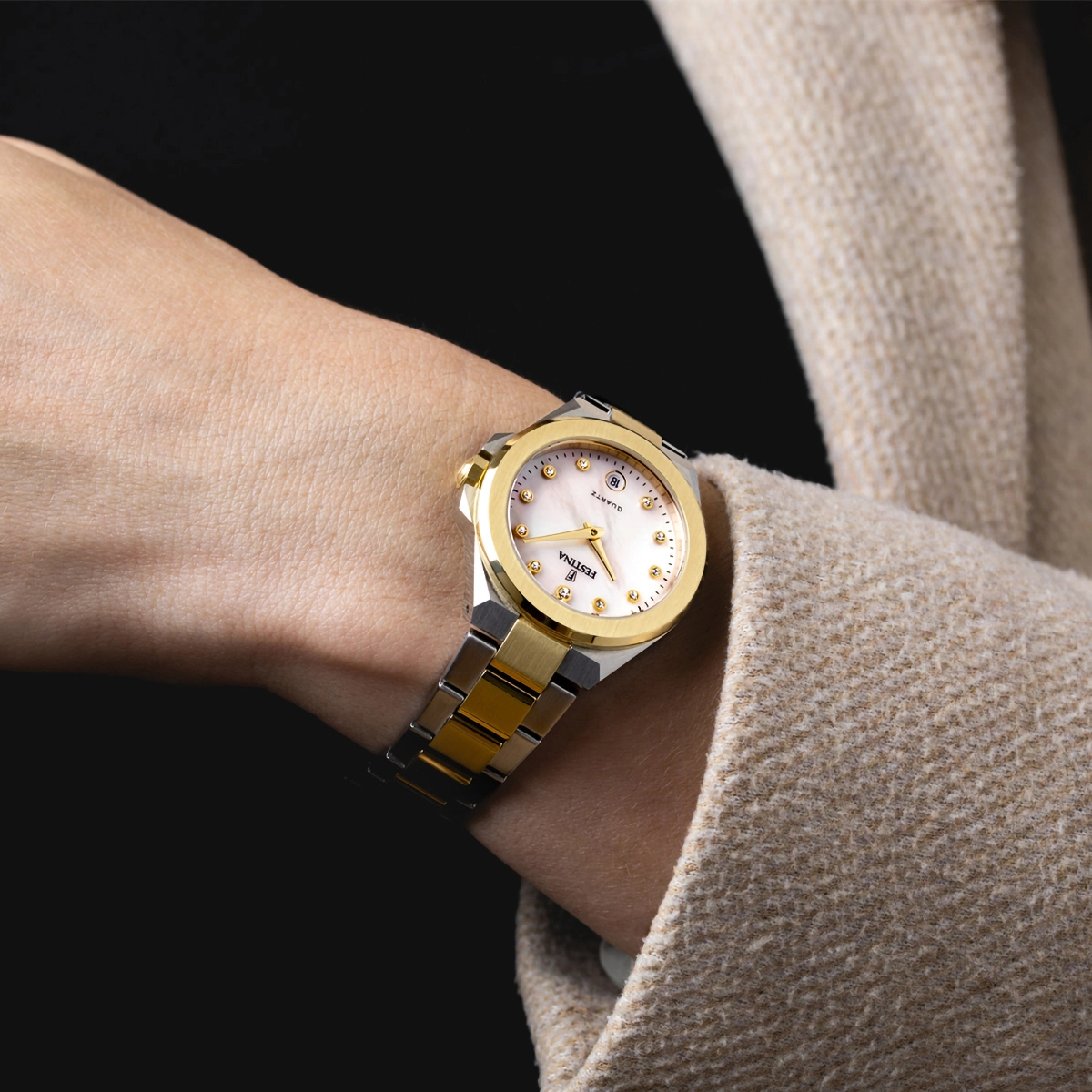 Reloj Festina análogo, para Dama, tablero redondo color blanco, estilo puntos, pulso acero colores plateado y dorado, calendario
