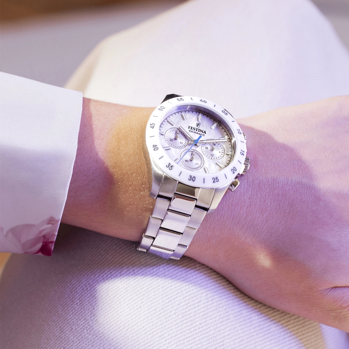 Reloj Festina analogo, Unisex, tablero redondo color blanco, estilo index, pulso acero color plateado, cronografo
