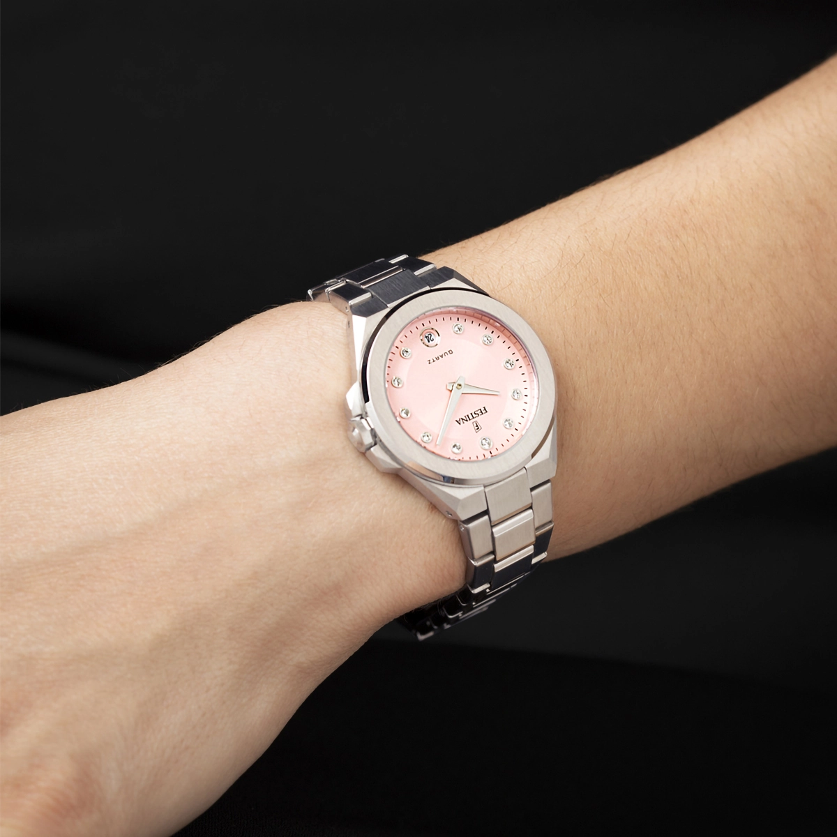 Reloj Festina analogo, para Dama, tablero redondo color rosado, estilo puntos, pulso acero color plateado, calendario