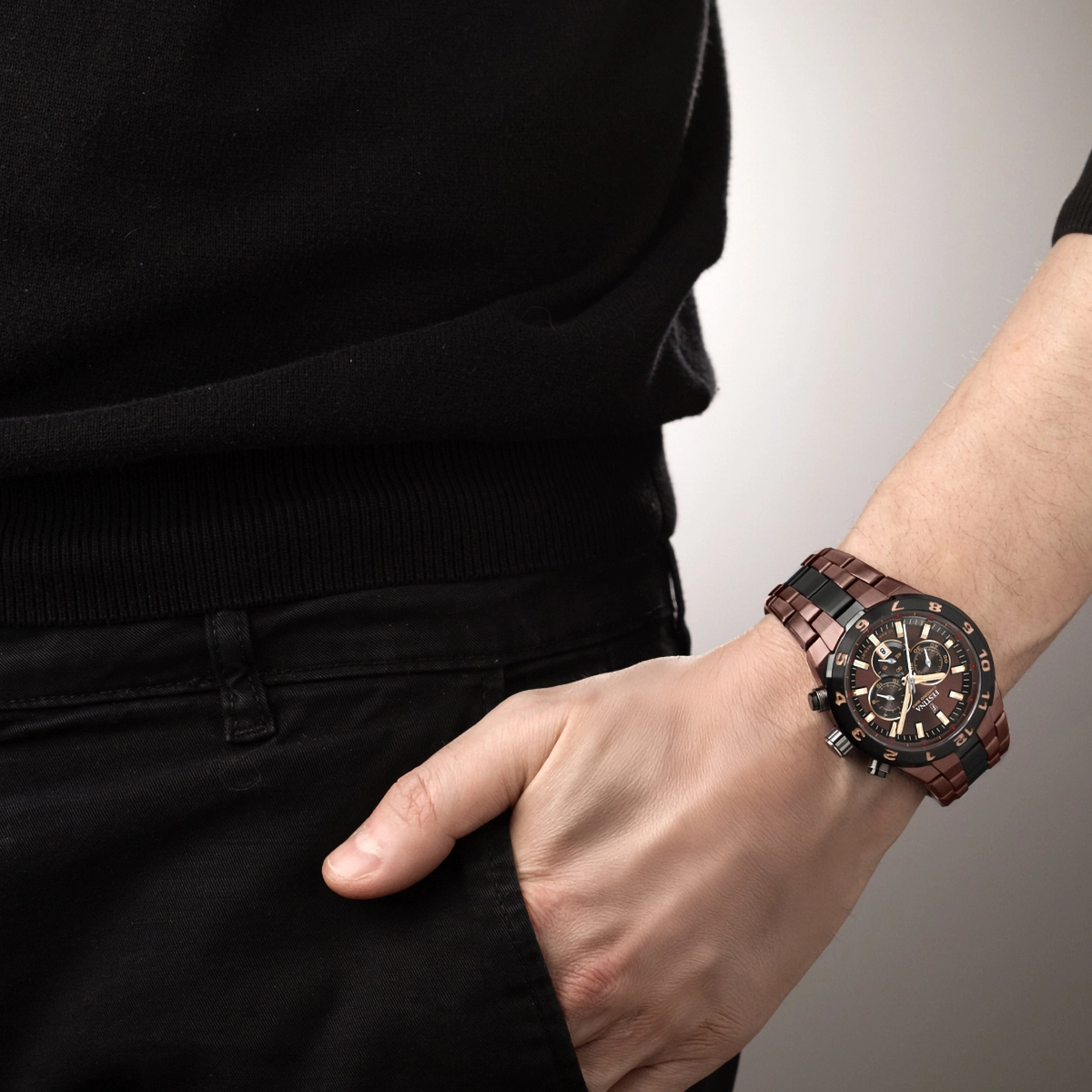 Reloj Festina analogo, para Hombre, tablero redondo color café, estilo index, pulso acero colores café y negro, calendario, cronografo