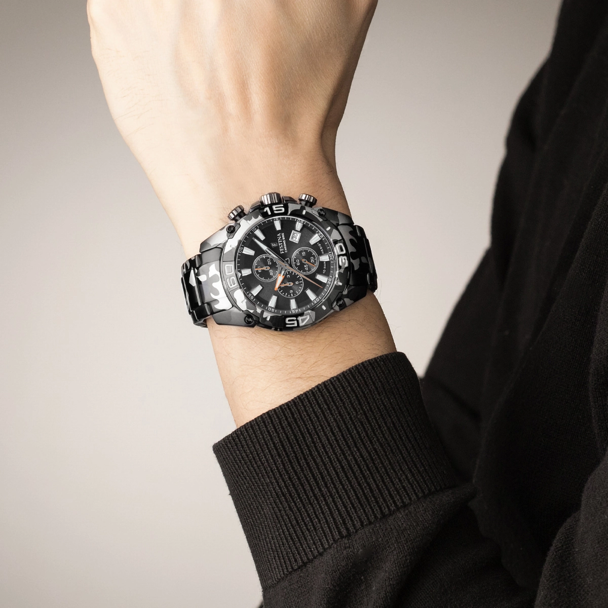 Reloj Festina analogo, para Hombre, tablero redondo color negro, estilo index, pulso acero colores negro, gris y plateado, calendario, cronografo