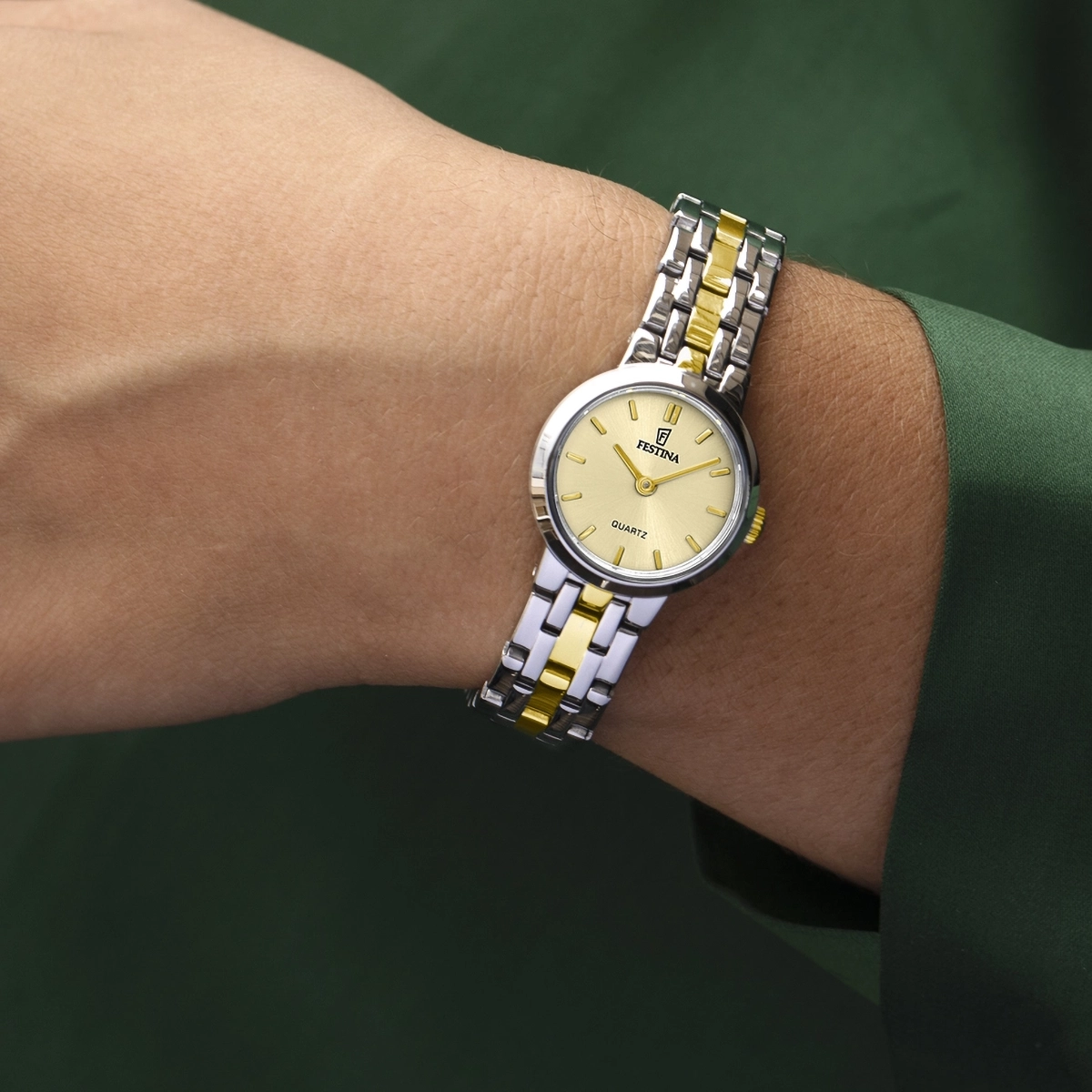 Reloj Festina análogo, para Dama, tablero redondo color dorado, estilo index, pulso acero colores plateado y dorado