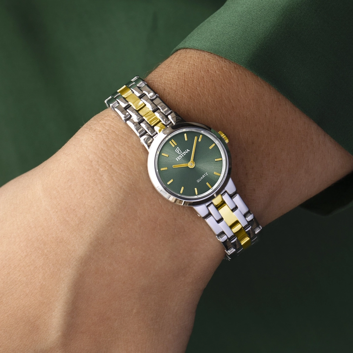 Reloj Festina análogo, para Dama, tablero redondo color verde, estilo index, pulso acero colores plateado y dorado