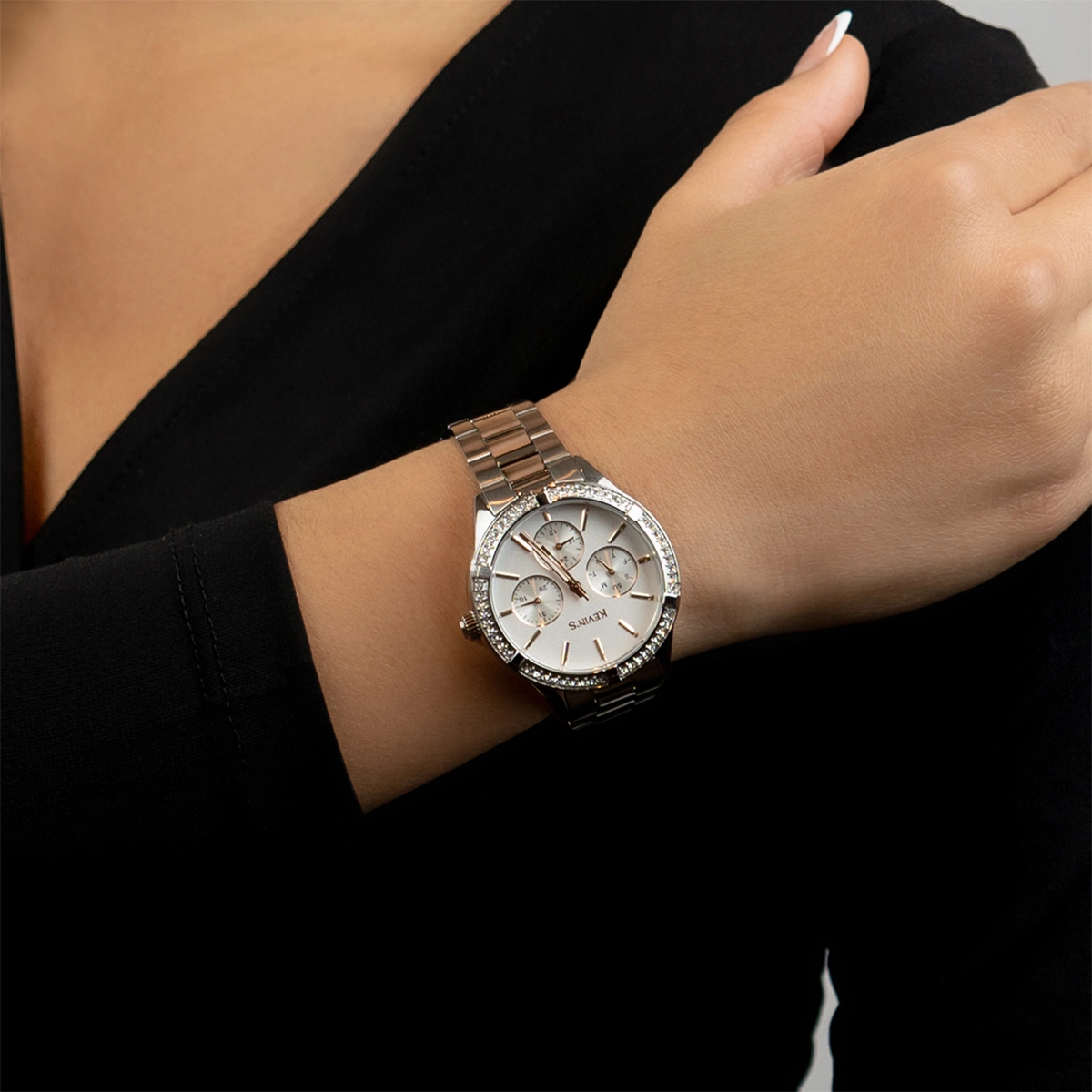 Reloj Kevins analogo, para Dama, tablero redondo colores blanco y rosa, estilo index, pulso acero color plateado