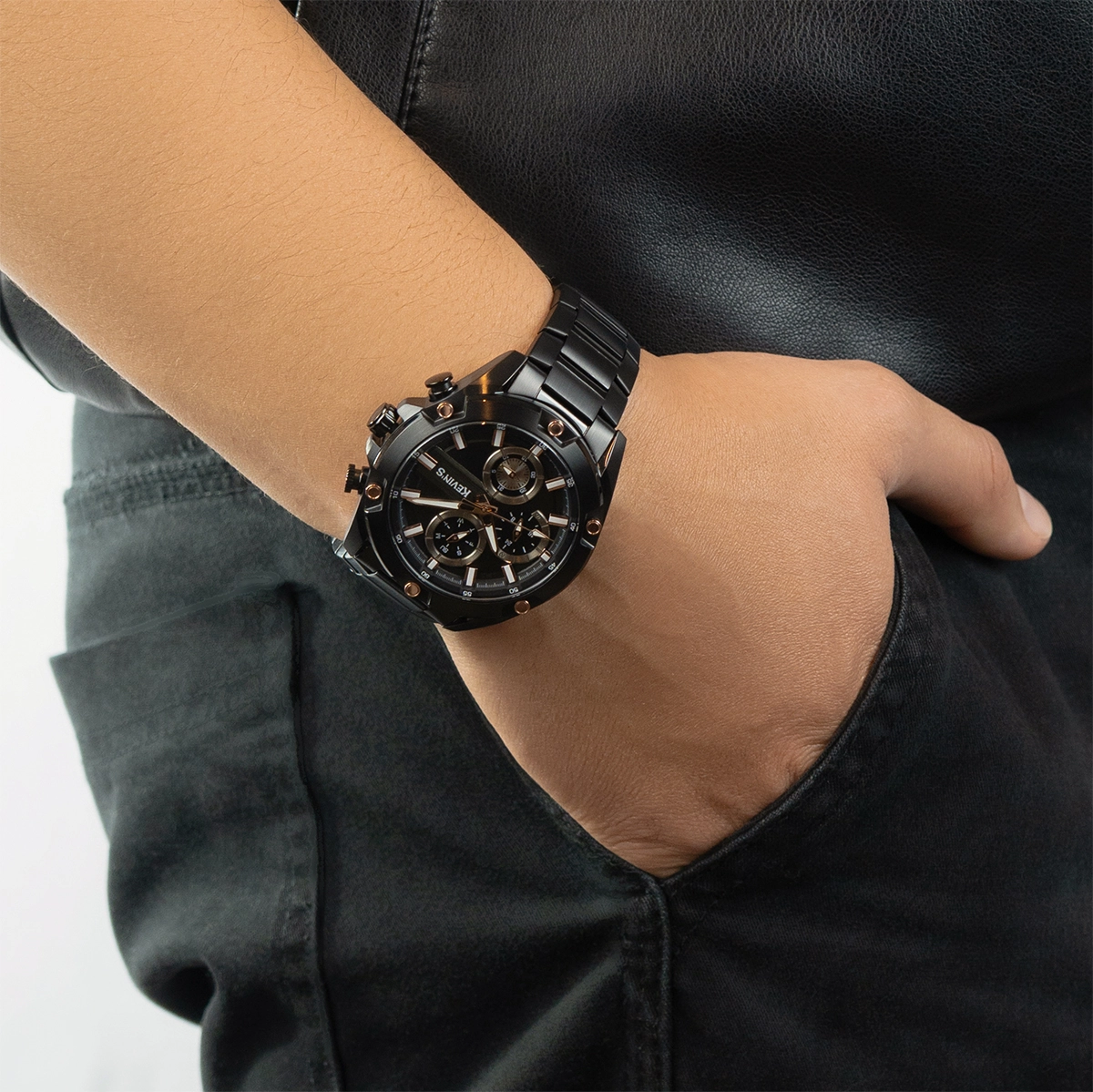 Reloj Kevins analogo, para Hombre, tablero redondo colores negro y rosa, estilo index, pulso acero color negro, calendario