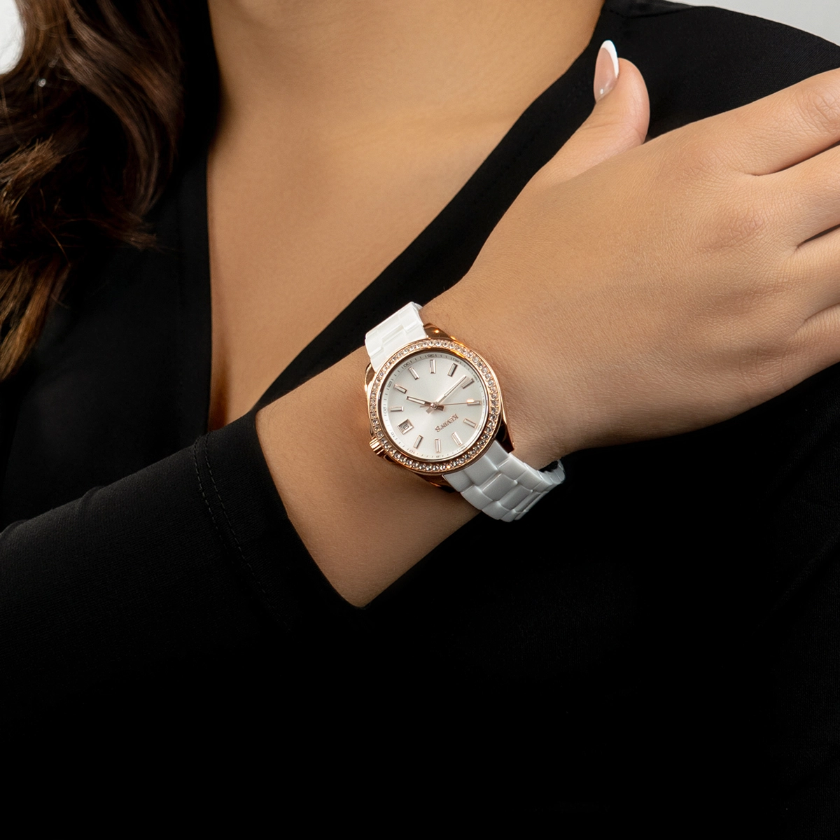 Reloj Kevins análogo, para Dama, tablero redondo colores blanco y rosa, estilo index, pulso cerámica color blanco, calendario
