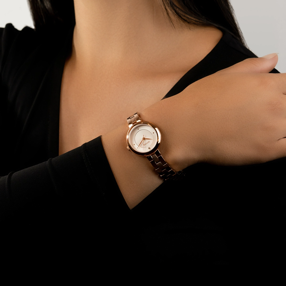 Reloj Kevins analogo, para Dama, tablero redondo colores blanco y rosa, estilo puntos, pulso acero color rosa