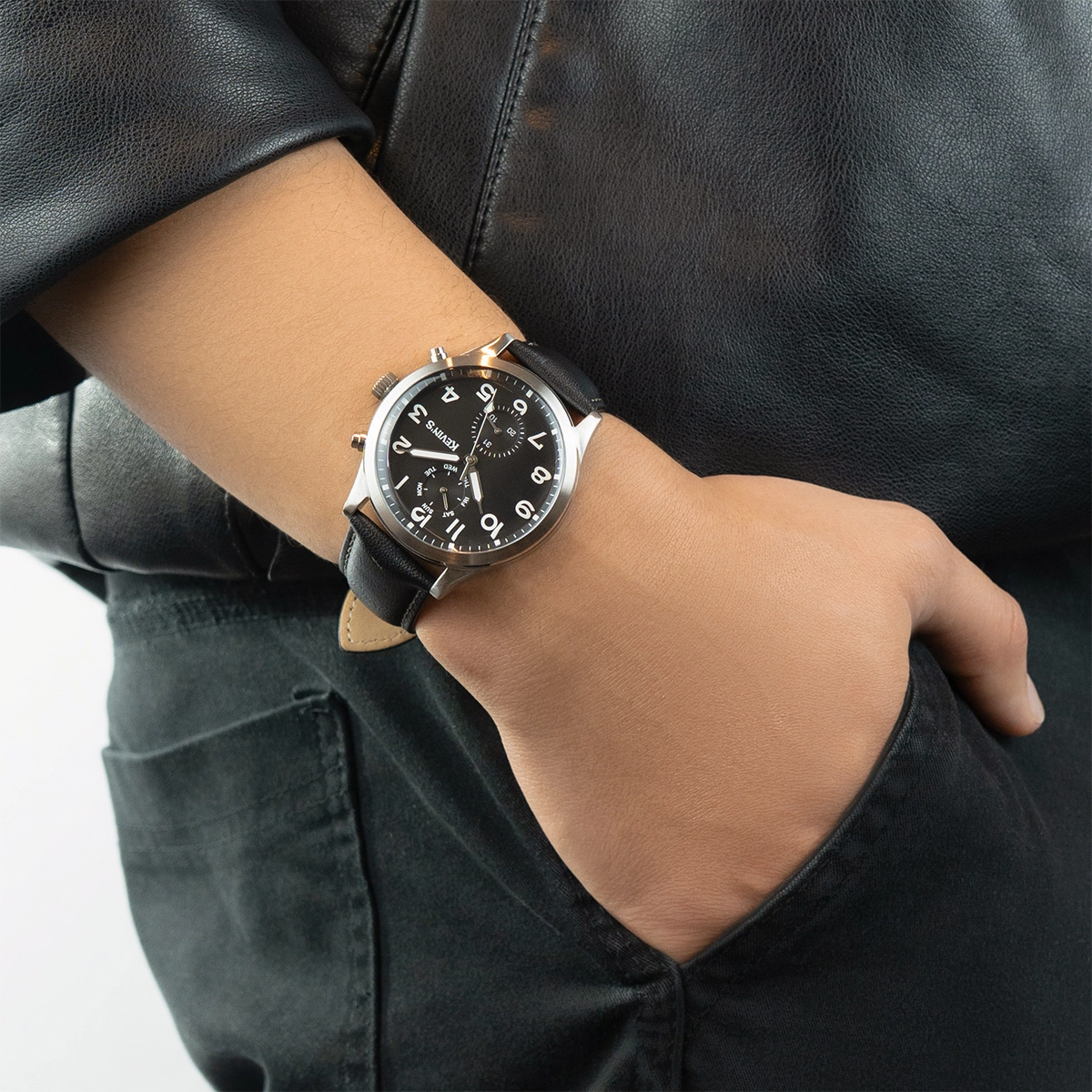 Reloj Kevins analogo, para Hombre, tablero redondo colores negro y blanco, estilo arabigos, pulso cuero color negro, calendario