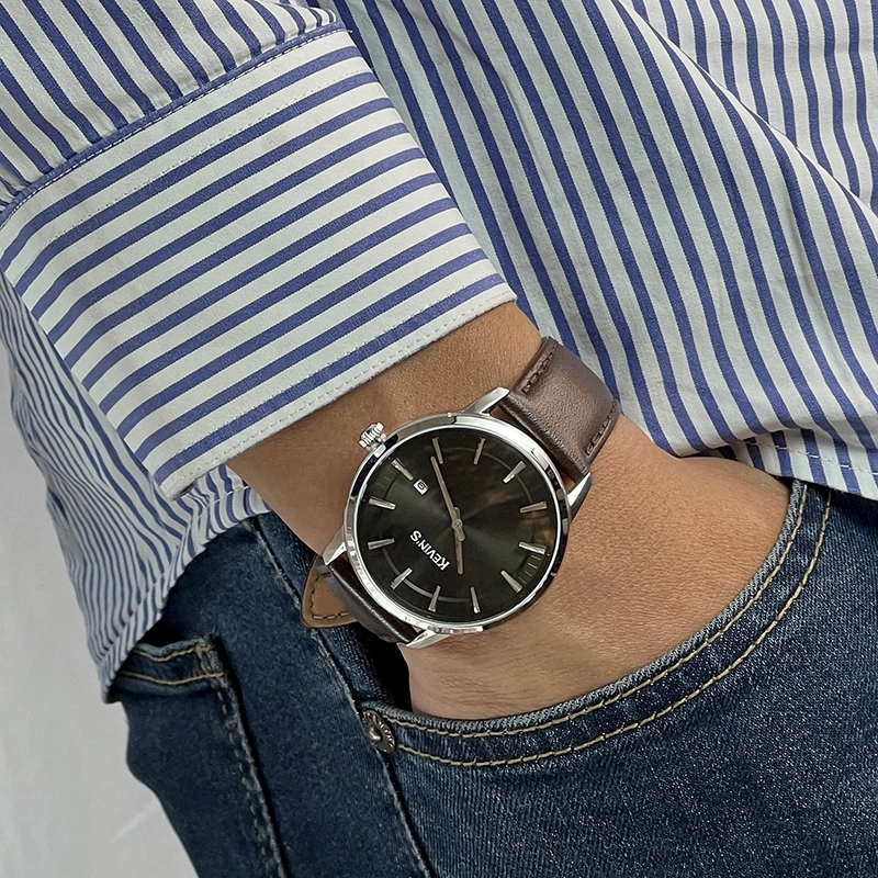 Reloj Kevins analogo, para Hombre, tablero redondo colores negro y plateado, estilo index, pulso cuero color café, calendario