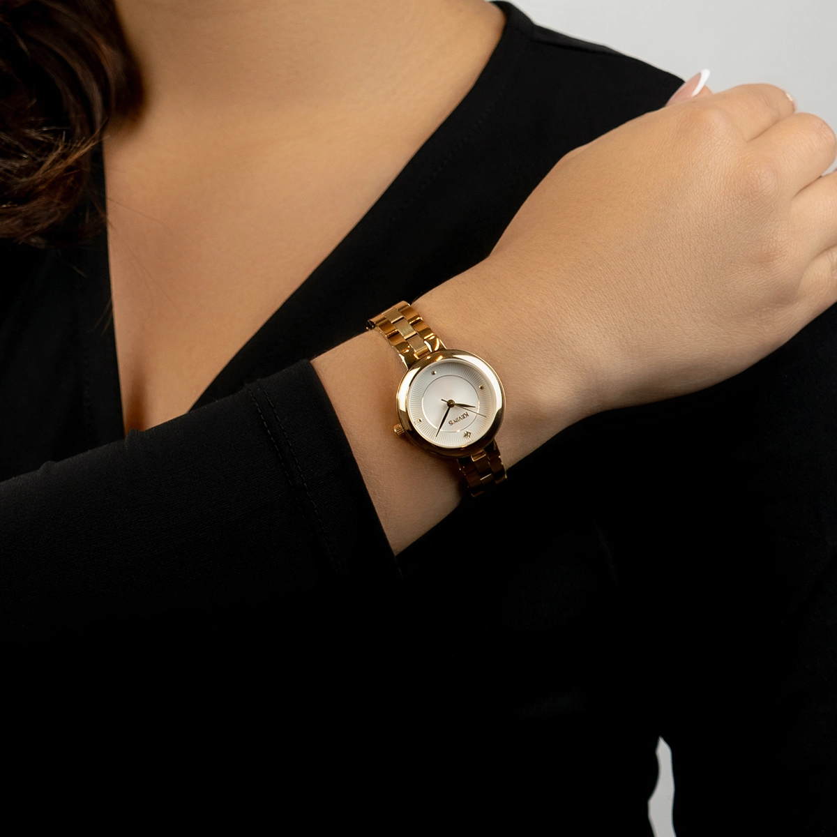 Reloj Kevins analogo, para Dama, tablero redondo colores blanco y dorado, estilo puntos, pulso acero color dorado