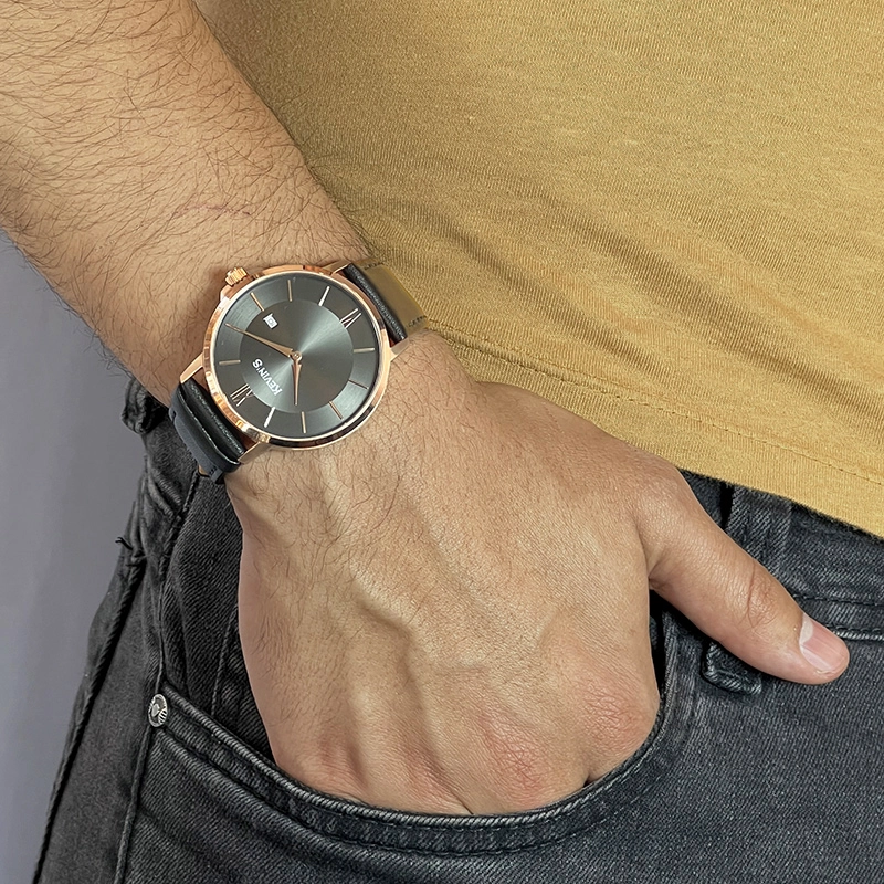 Reloj Kevins analogo, para Hombre, tablero redondo color negro, estilo index + romano, pulso cuero color negro, calendario