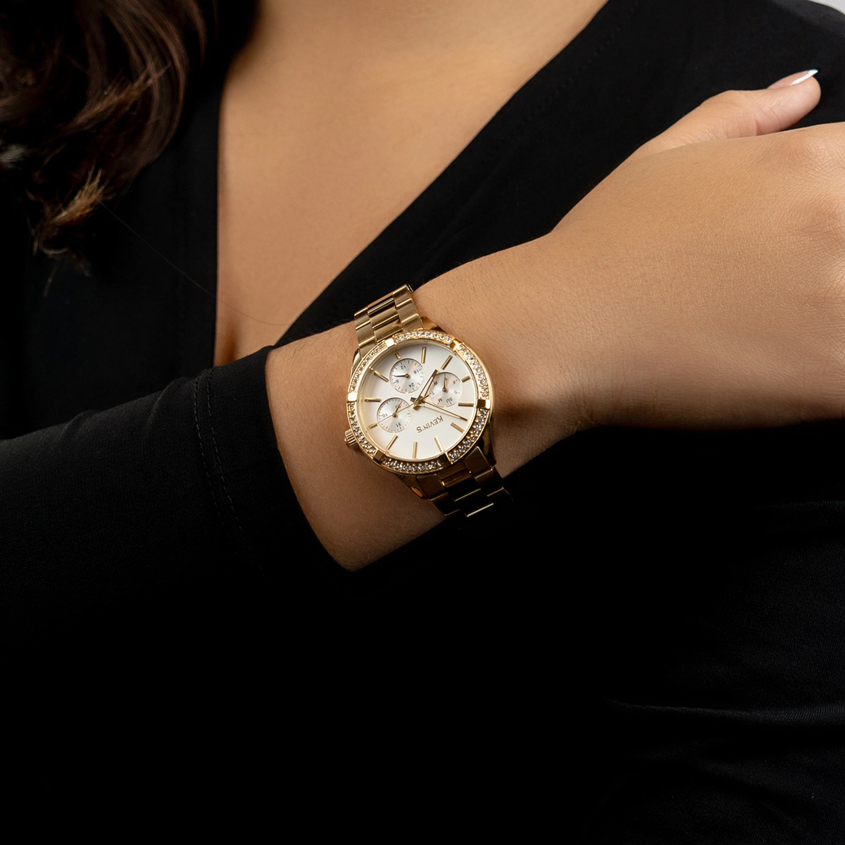 Reloj Kevins analogo, para Dama, tablero redondo colores blanco y dorado, estilo index, pulso acero color dorado