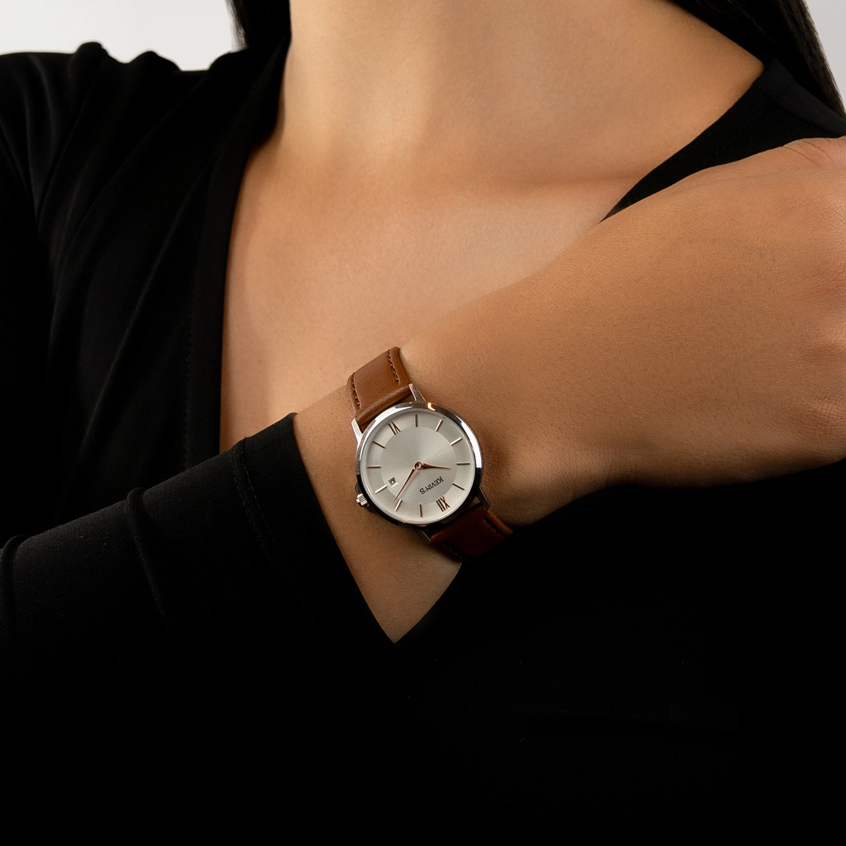 Reloj Kevins analogo, para Dama, tablero redondo colores plateado y rosa, estilo index + romano, pulso cuero color café, calendario