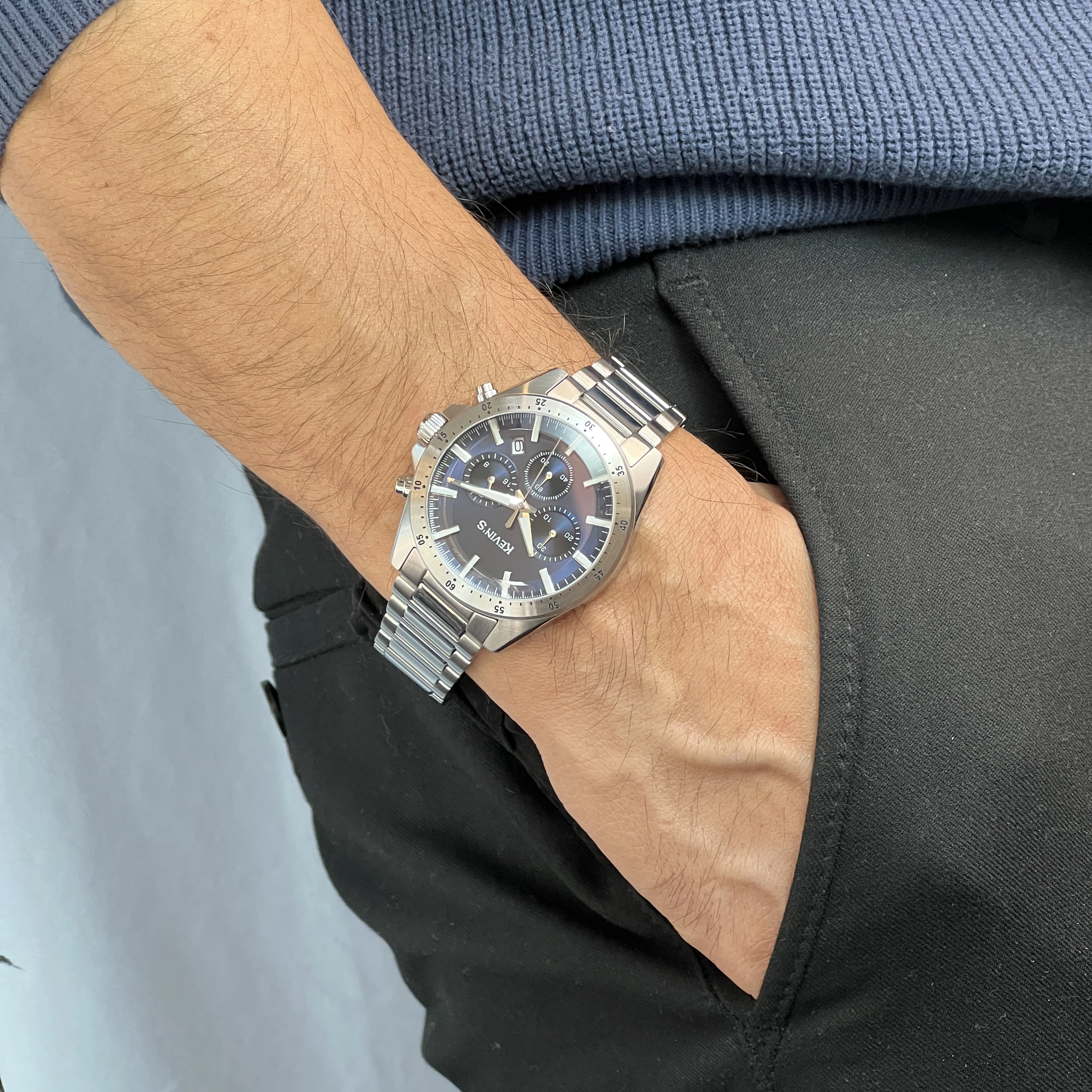 Reloj Kevins analogo, para Hombre, tablero redondo color azul, estilo index, pulso acero color plateado, calendario, cronografo