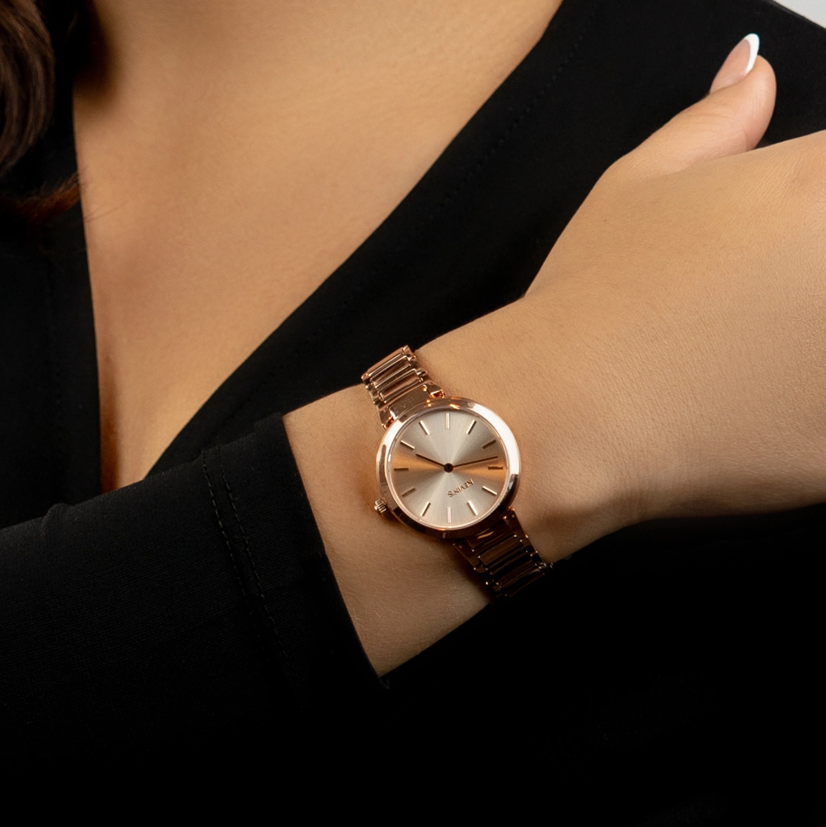 Reloj Kevins analogo, para Dama, tablero redondo colores plateado y rosa, estilo index, pulso acero color rosa